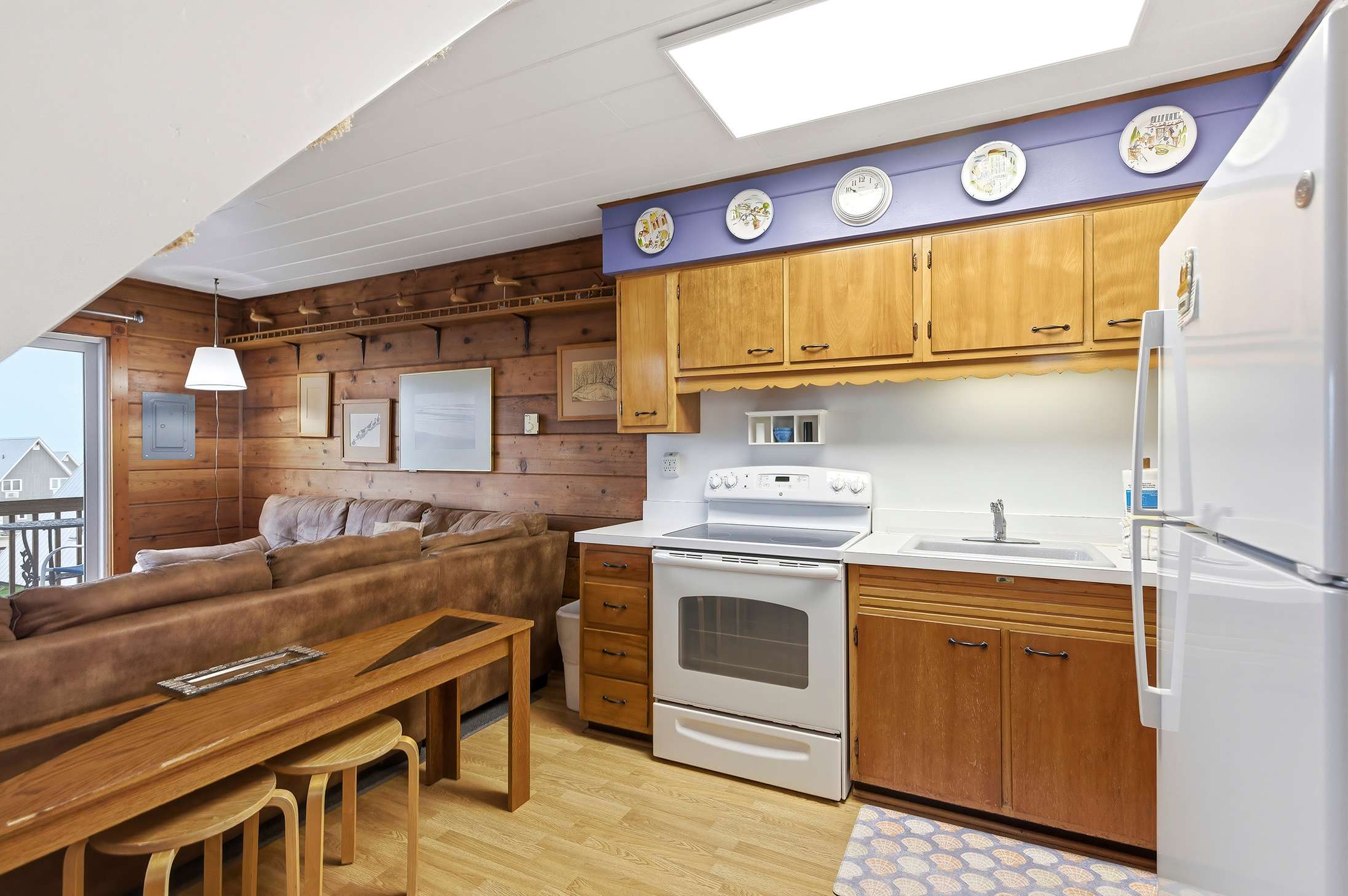 Cook, eat, lounge. Everything happens in one easy flow here.