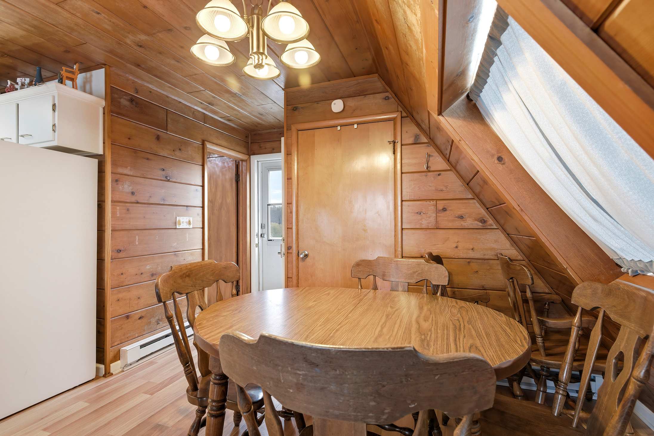 Round tables have a way of making every meal feel like a moment.