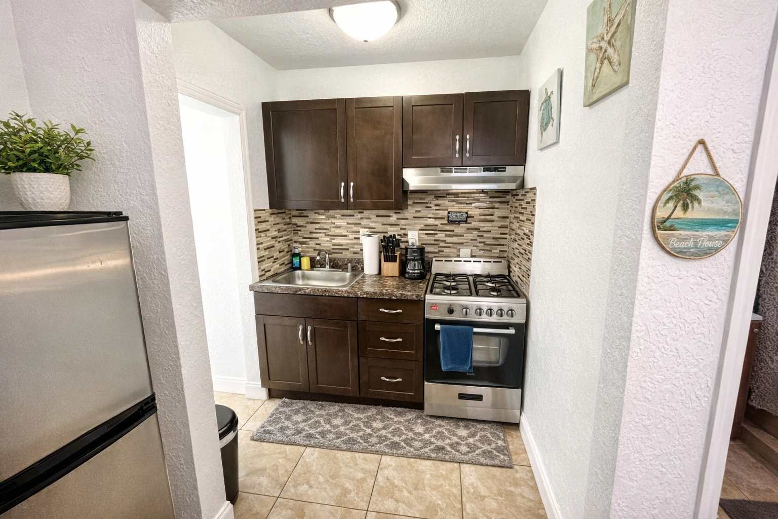Cozy Beach Studio | Workspace, Kitchen & Pets OK