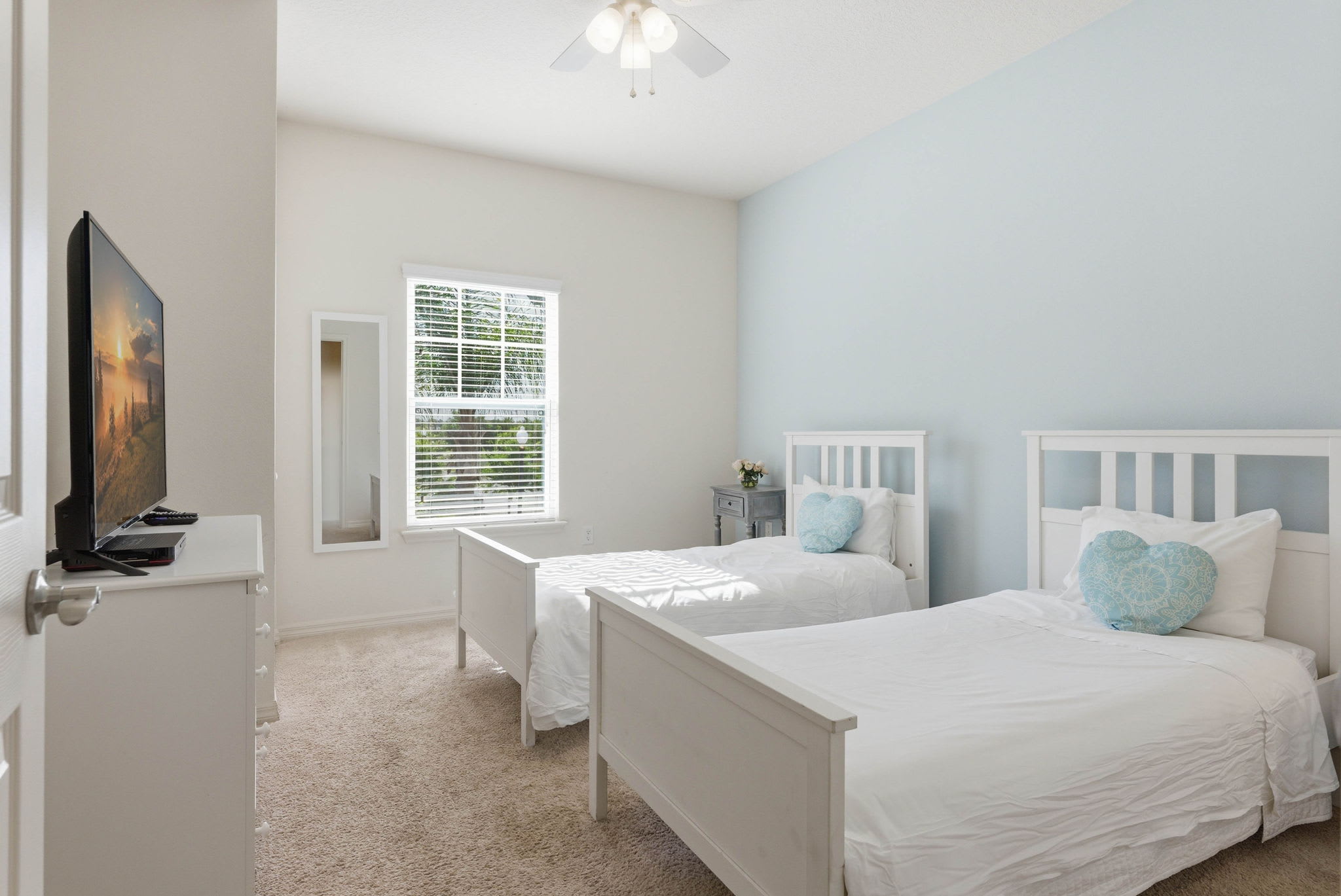 Comfortable 3BR townhome Near Parks, Great Value