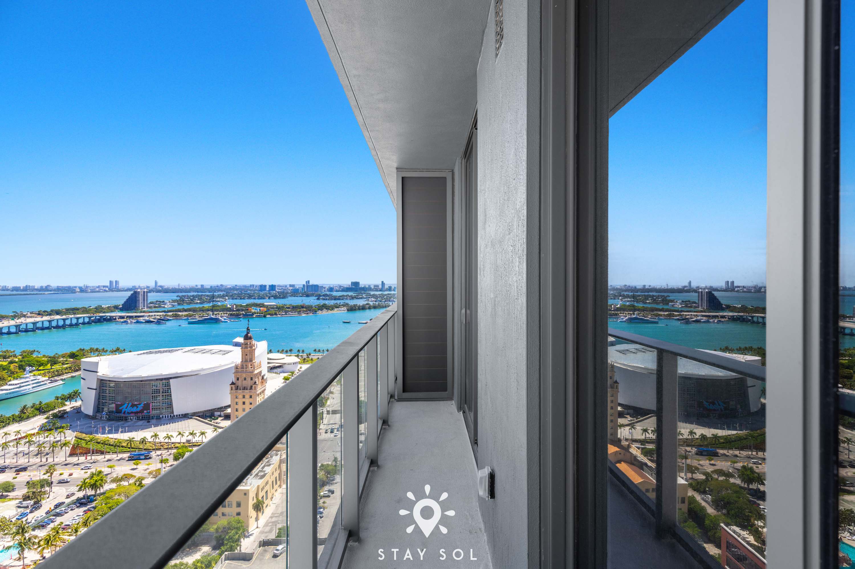 Modern 1BR and Den in Downtown Miami