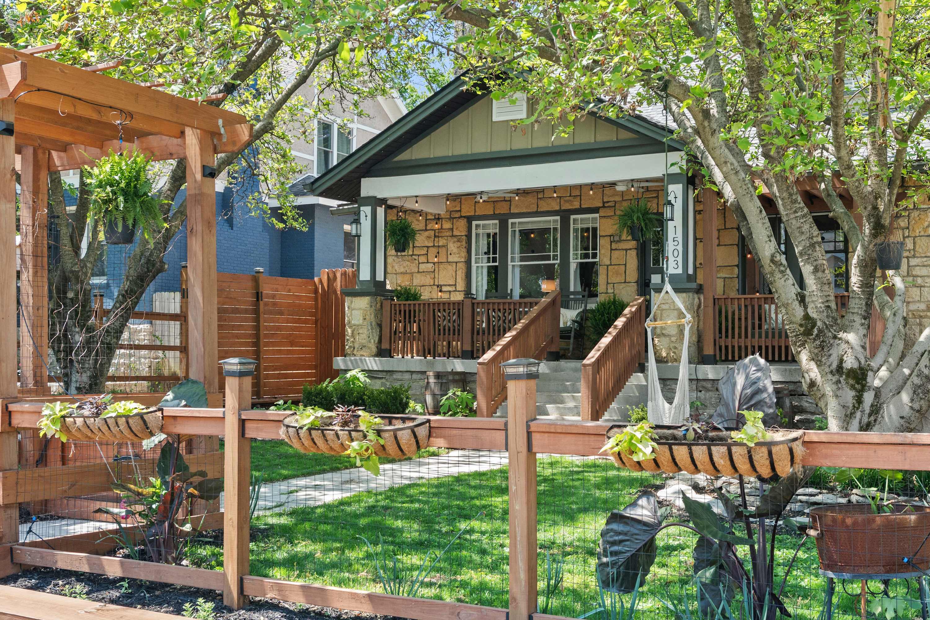 Stone Bungalow · Piano & Porch · Walk to Music Row - Picture 17
