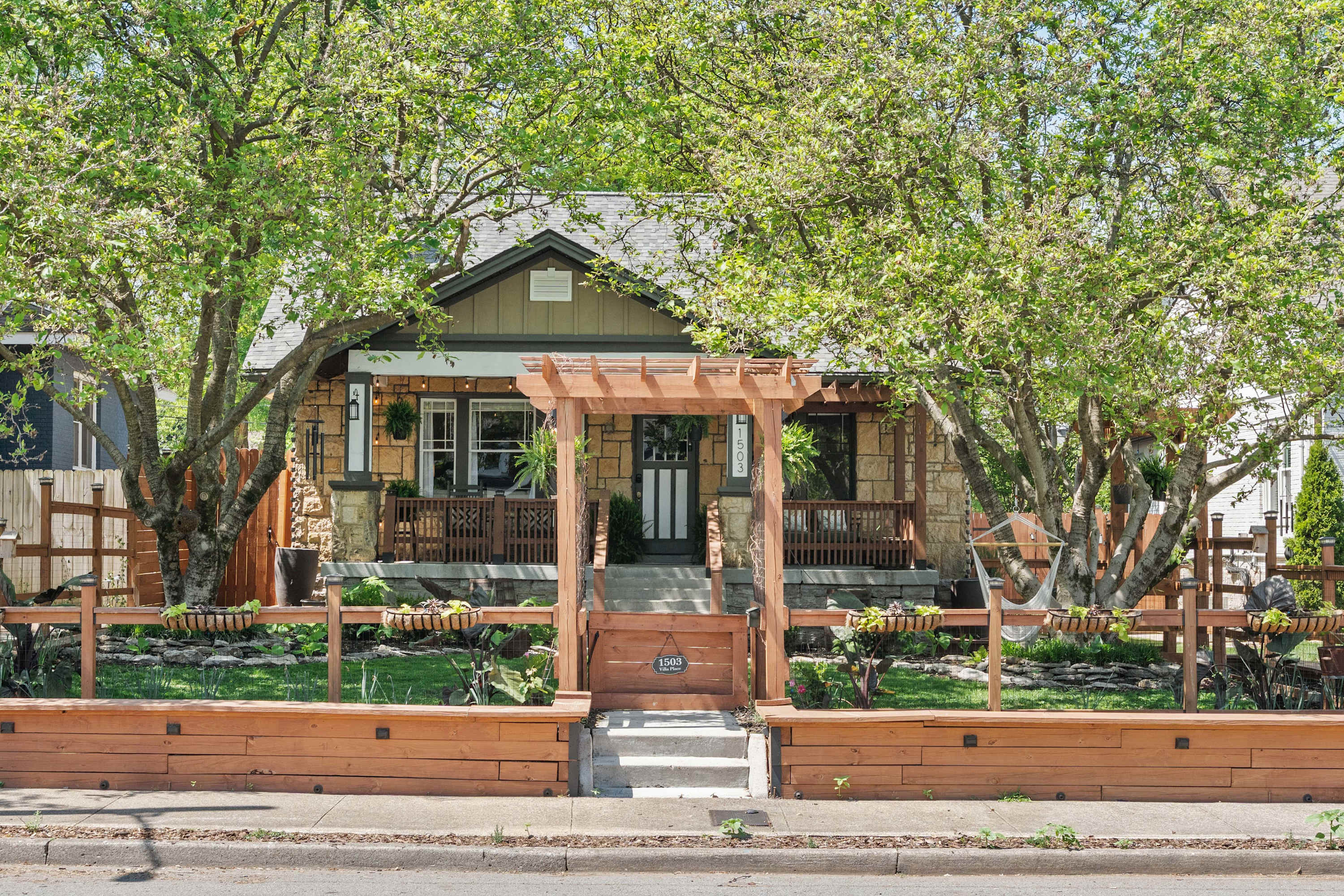 Stone Bungalow · Piano & Porch · Walk to Music Row - Picture 18