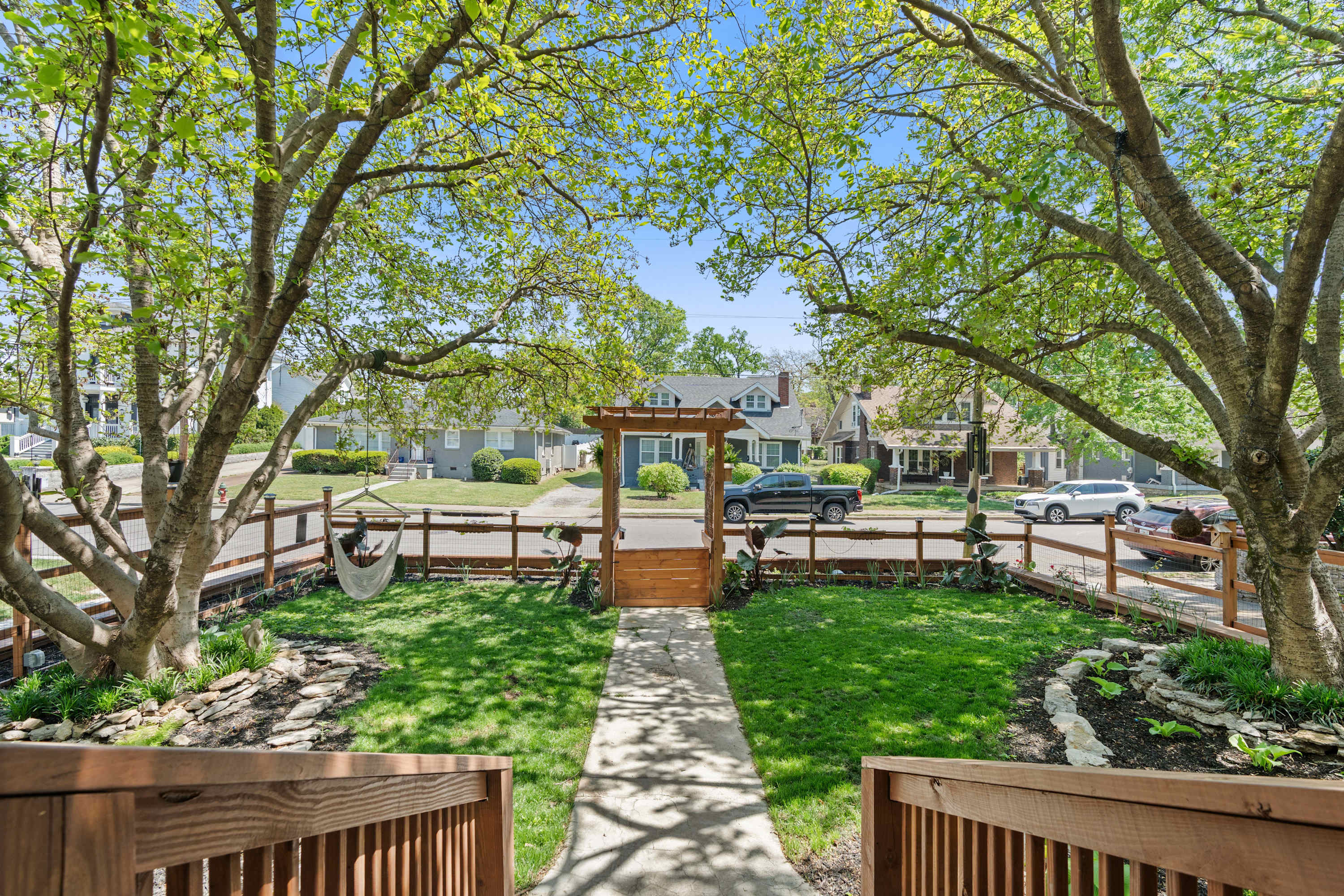 Stone Bungalow · Piano & Porch · Walk to Music Row - Picture 23