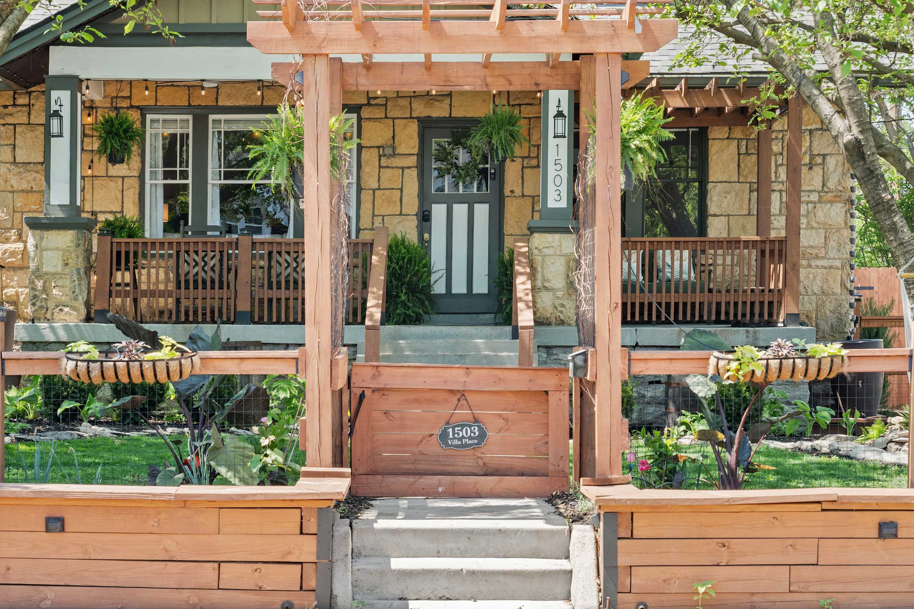 Stone Bungalow · Piano & Porch · Walk to Music Row - Picture 24