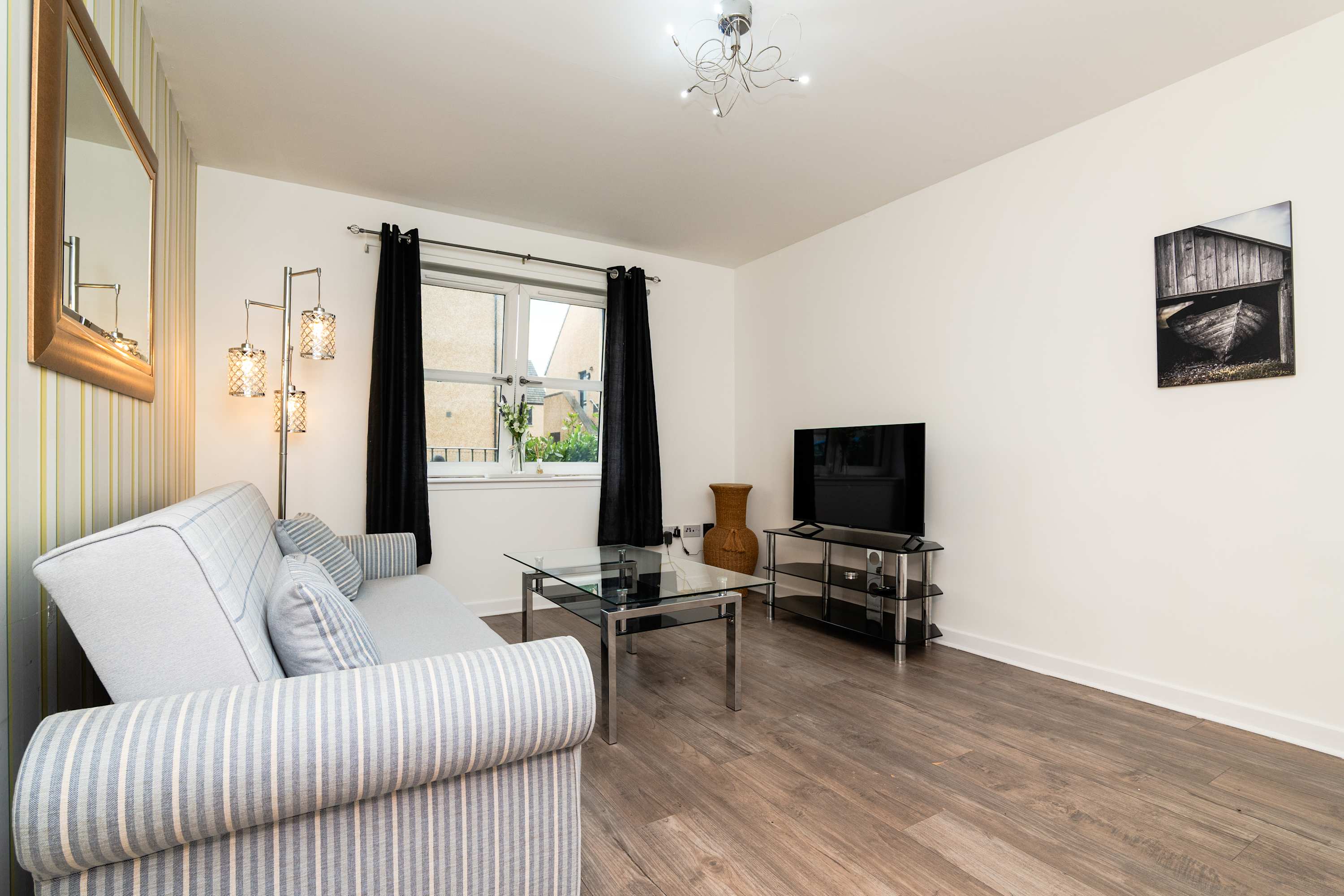 Aberdeen Spacious House- 3 BR-Free Parking & Wi-Fi serviced apartment - UK - VivreStays