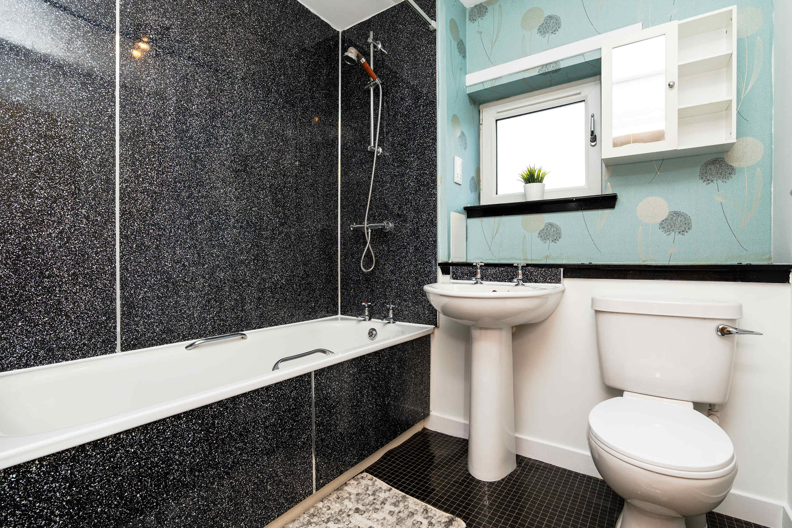 Aberdeen Spacious House- 3 BR-Free Parking & Wi-Fi in Calender Place 19 AB24 2SN - Property image 33 - VivreStays