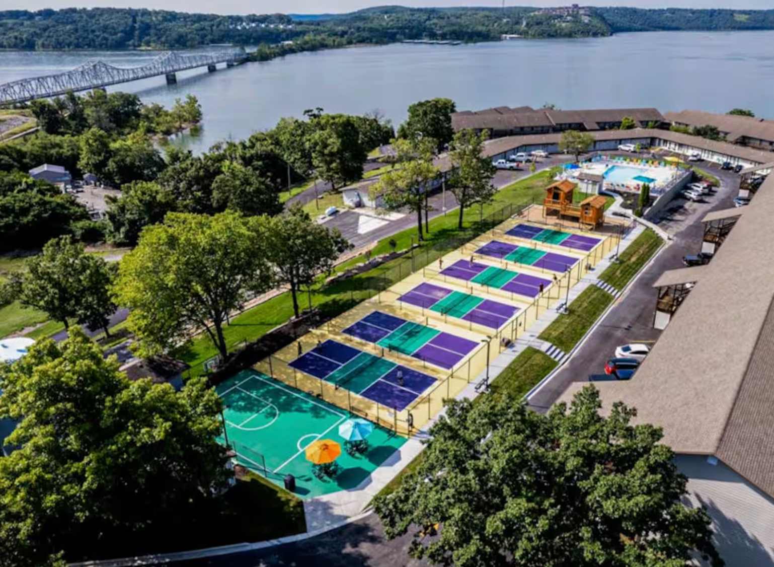 Stunning views, pool, Spacious, comfortable studio
