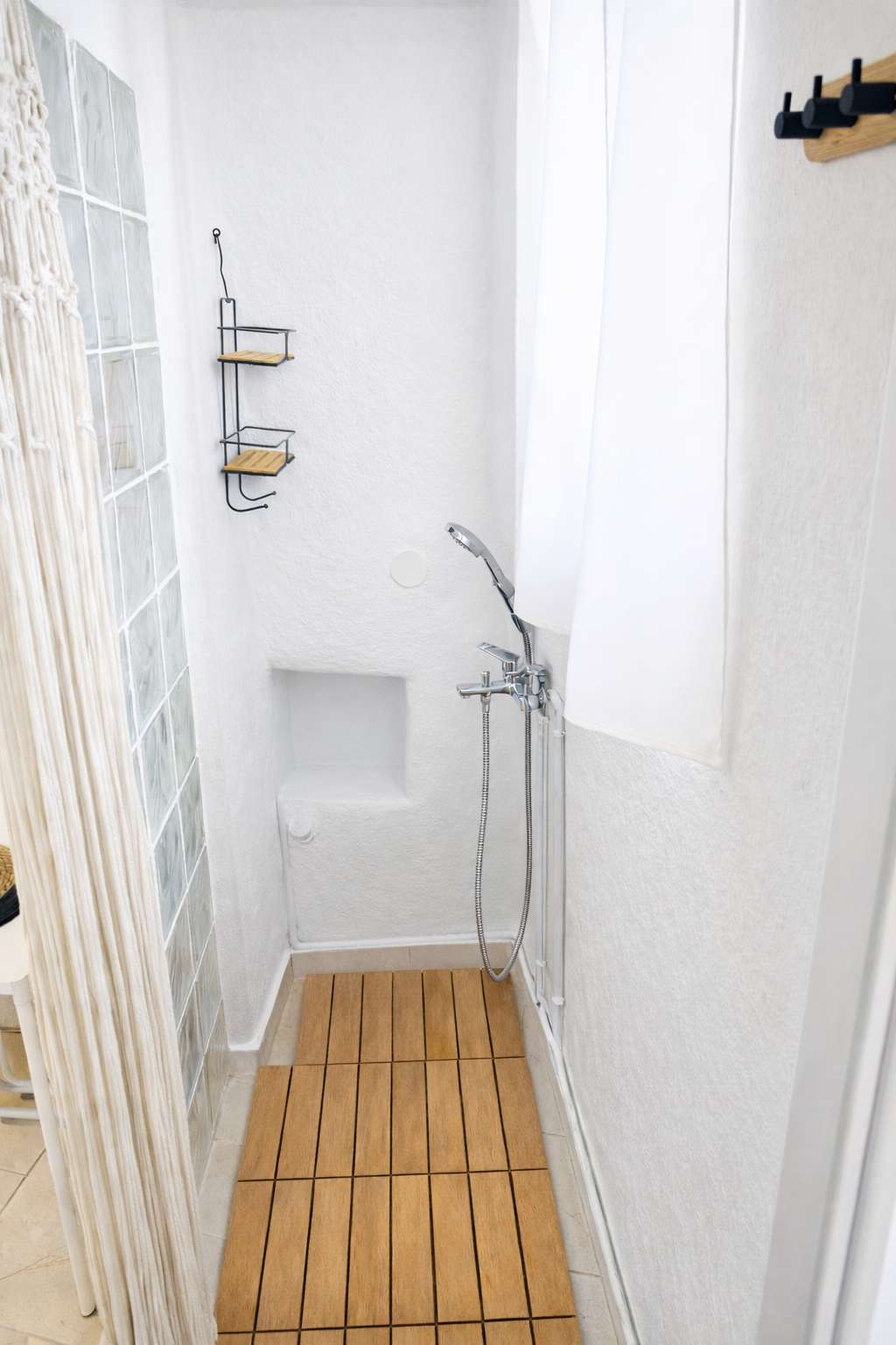 Charming White House Retreat with Balcony in Paros Lefkes in Paros — photo 4