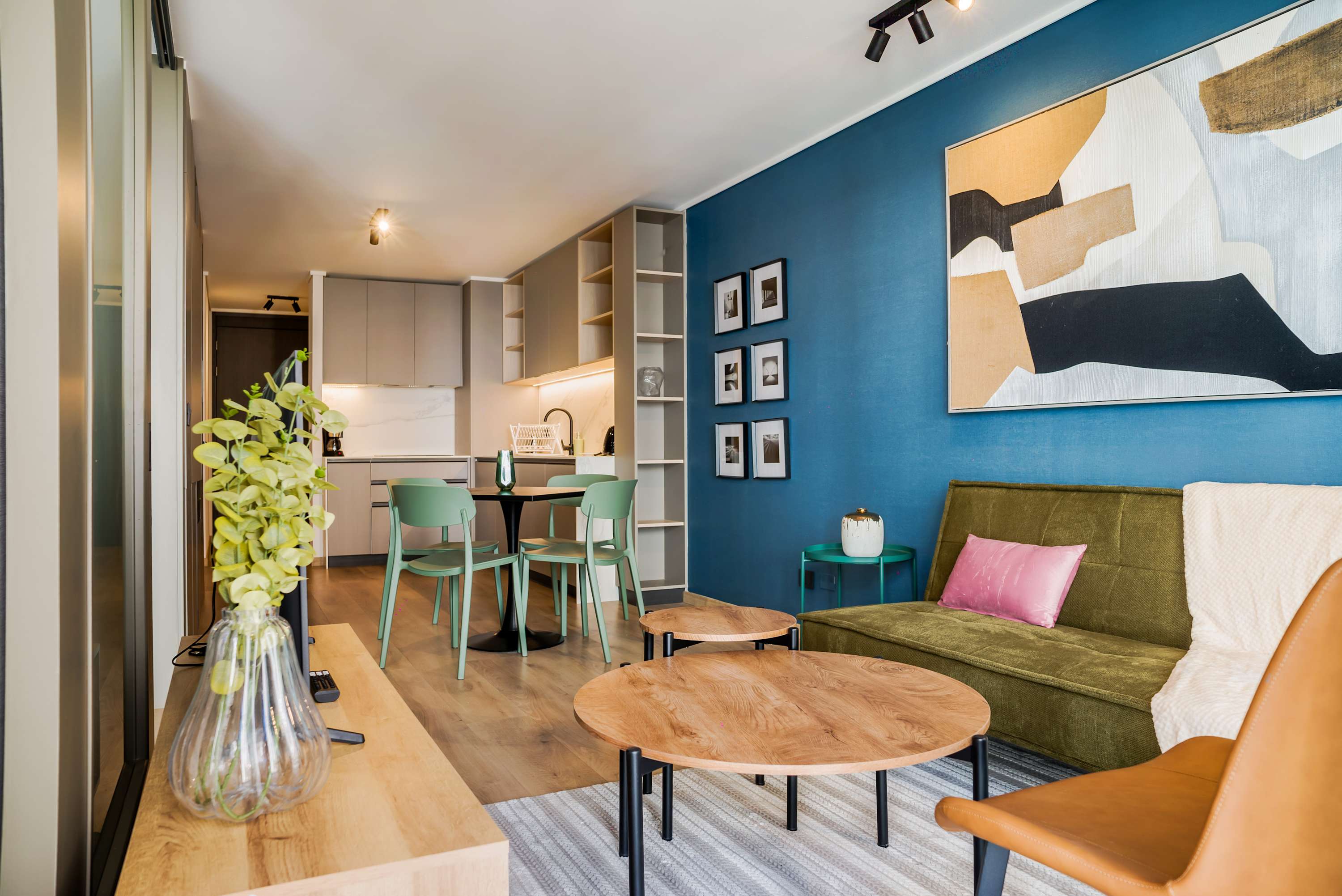 Experience modern comfort in this chic studio with a vibrant living area and fully equipped kitchen, perfect for a cozy stay.