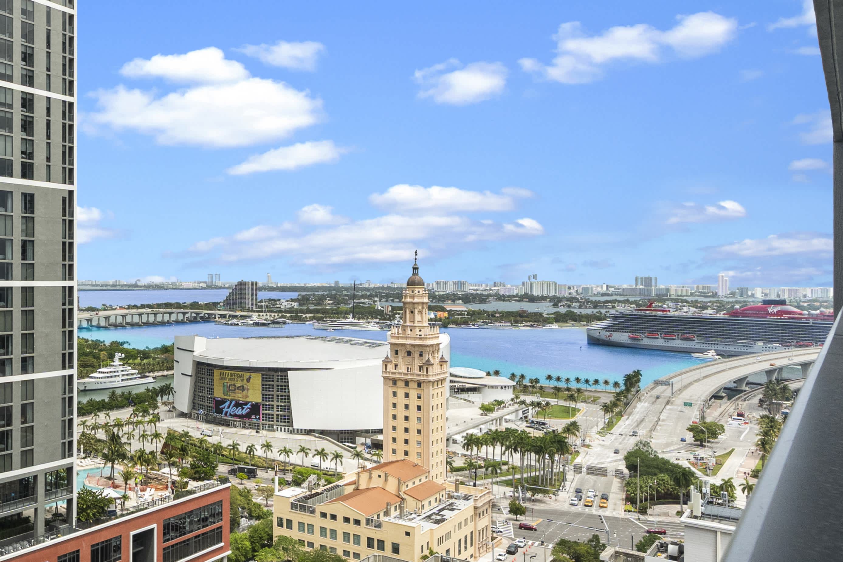 Walk to FIFA Fan Fest| Bright 1BR+Den | 75ft Pool