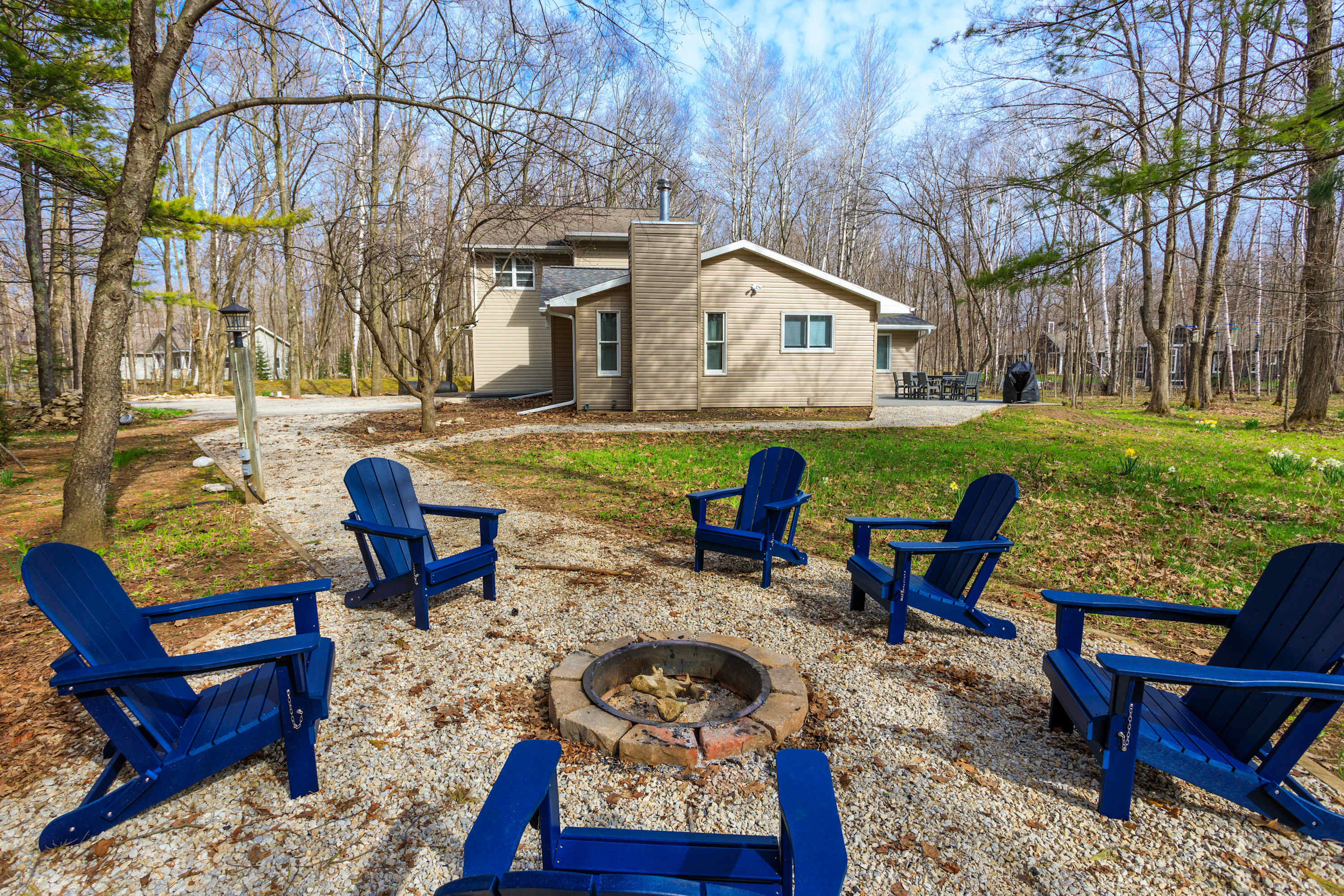 Fire pit with 6 chairs (firewood provided)