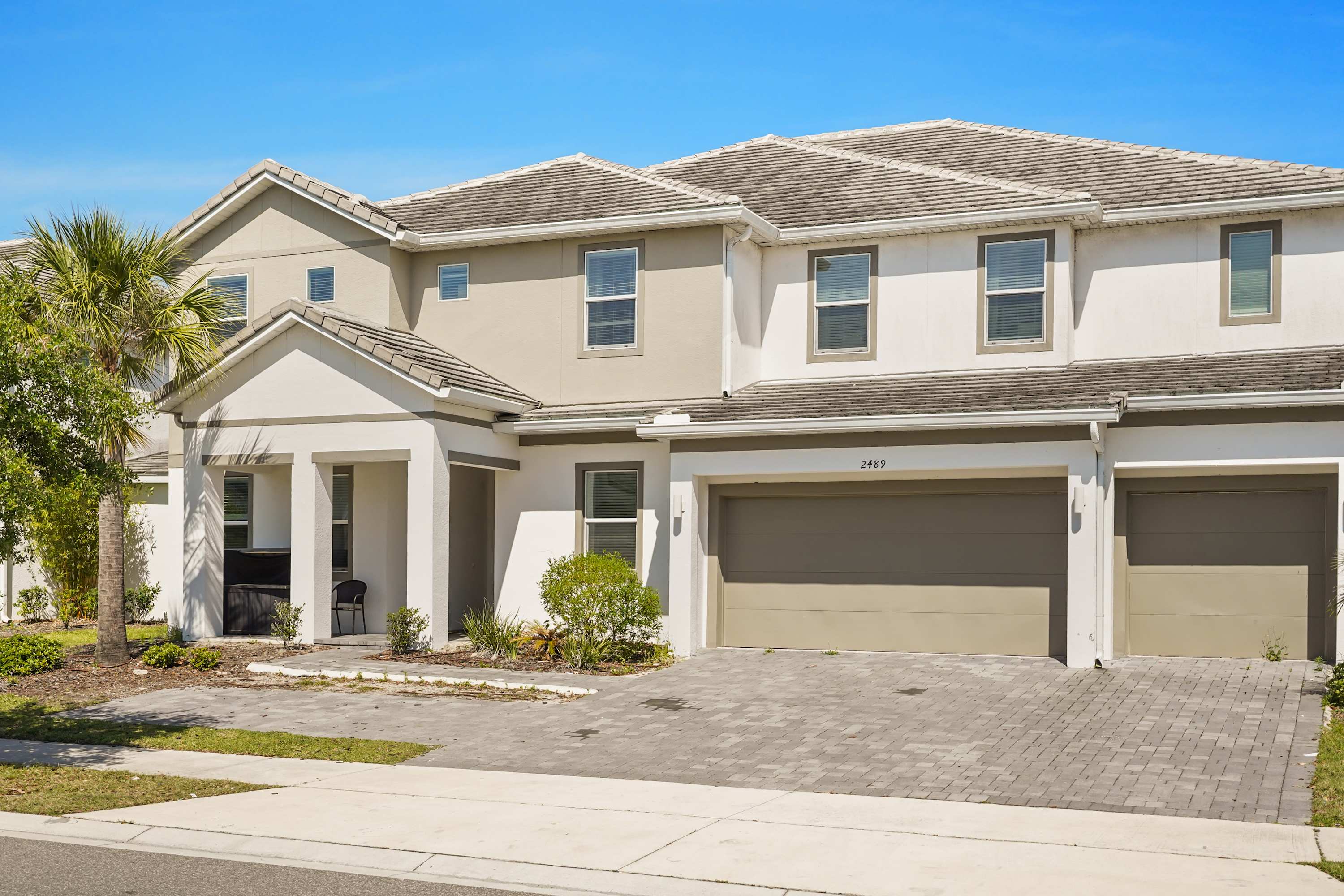Spacious villa with modern design and ample parking, perfect for large groups seeking comfort and style.