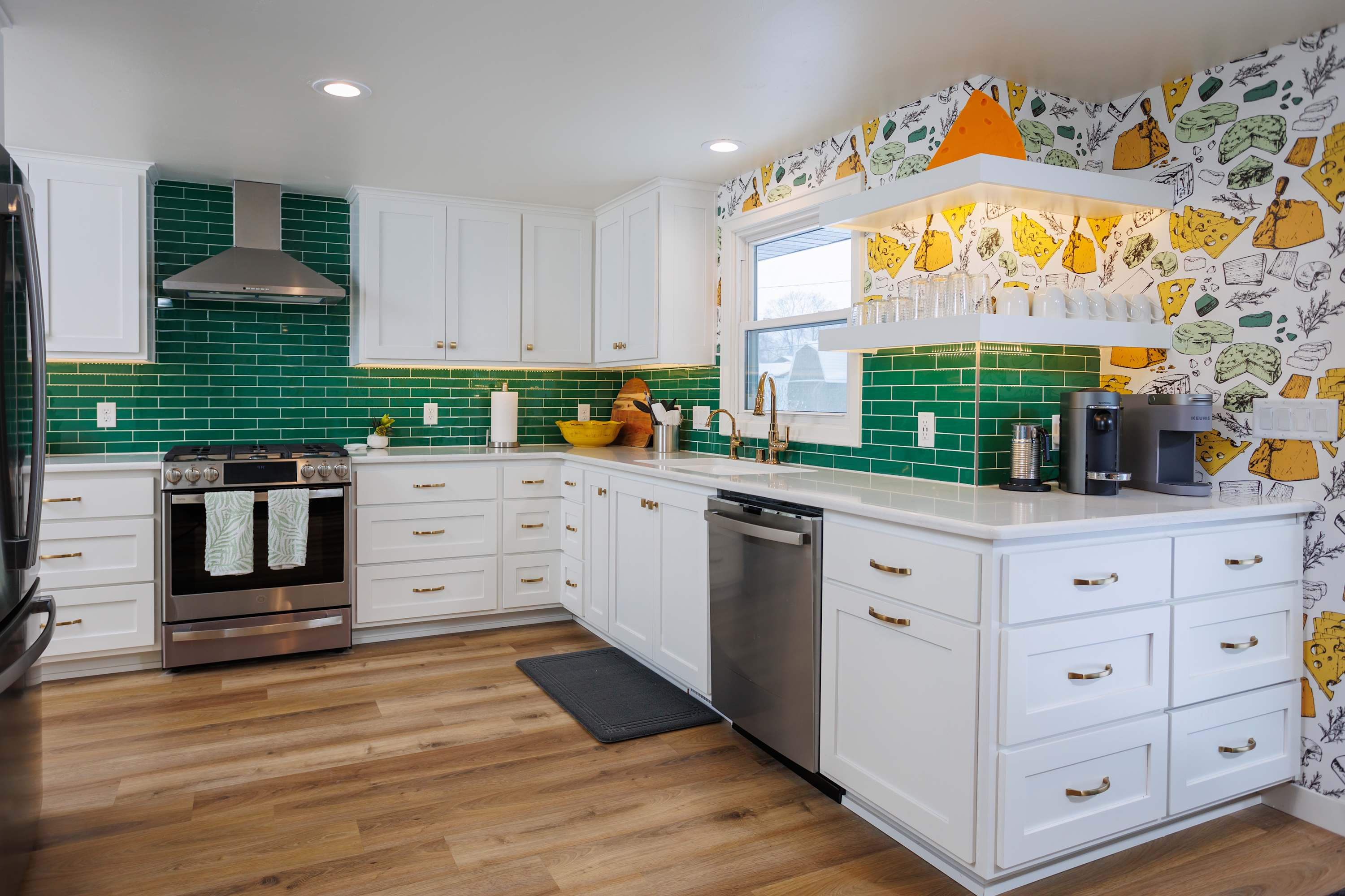Gather and get ready for game day in this kitchen fully stocked with cookware, utensils, and dinnerware