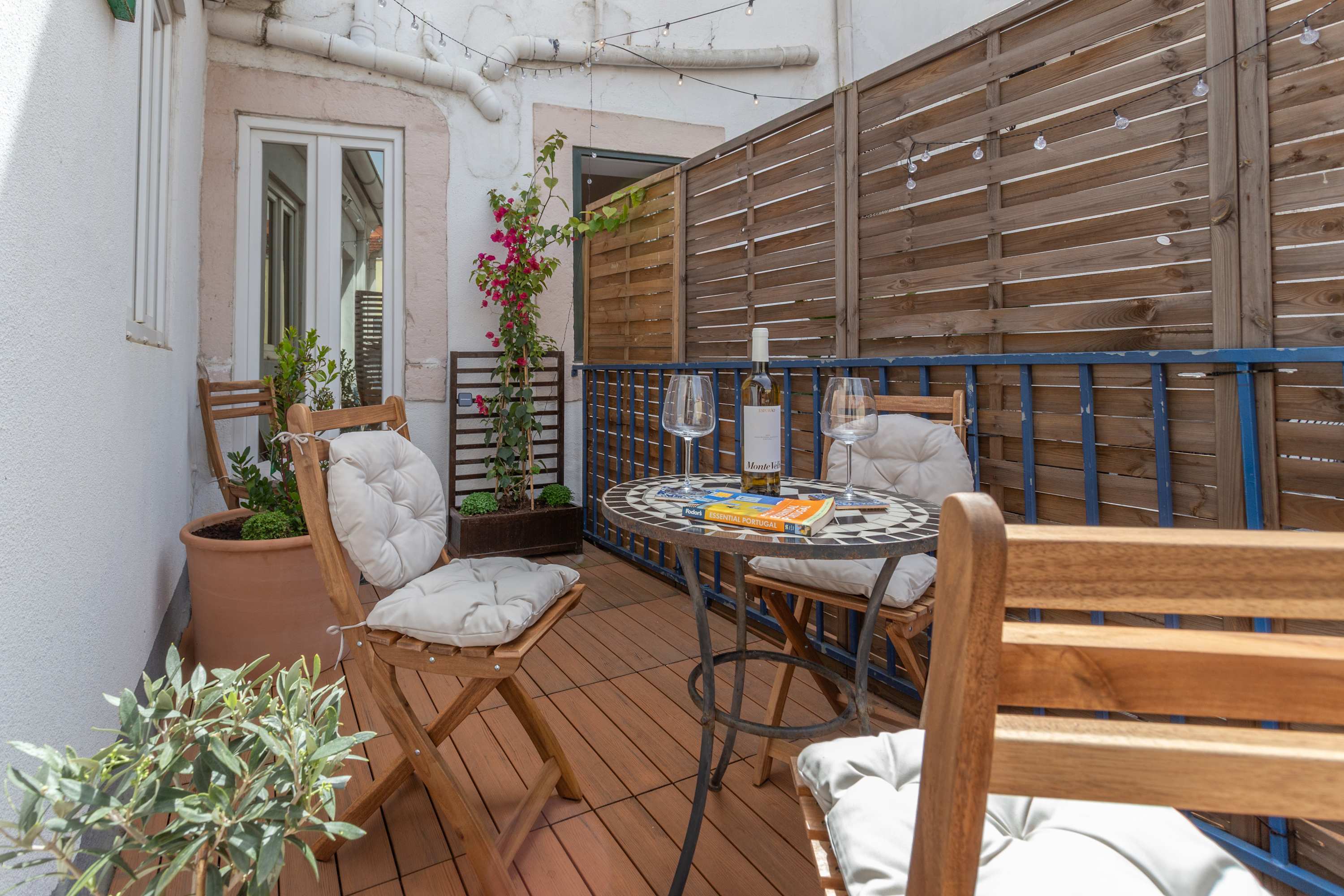 Compact 4BR · Terrace · Authentic Lisbon · Tram 28
