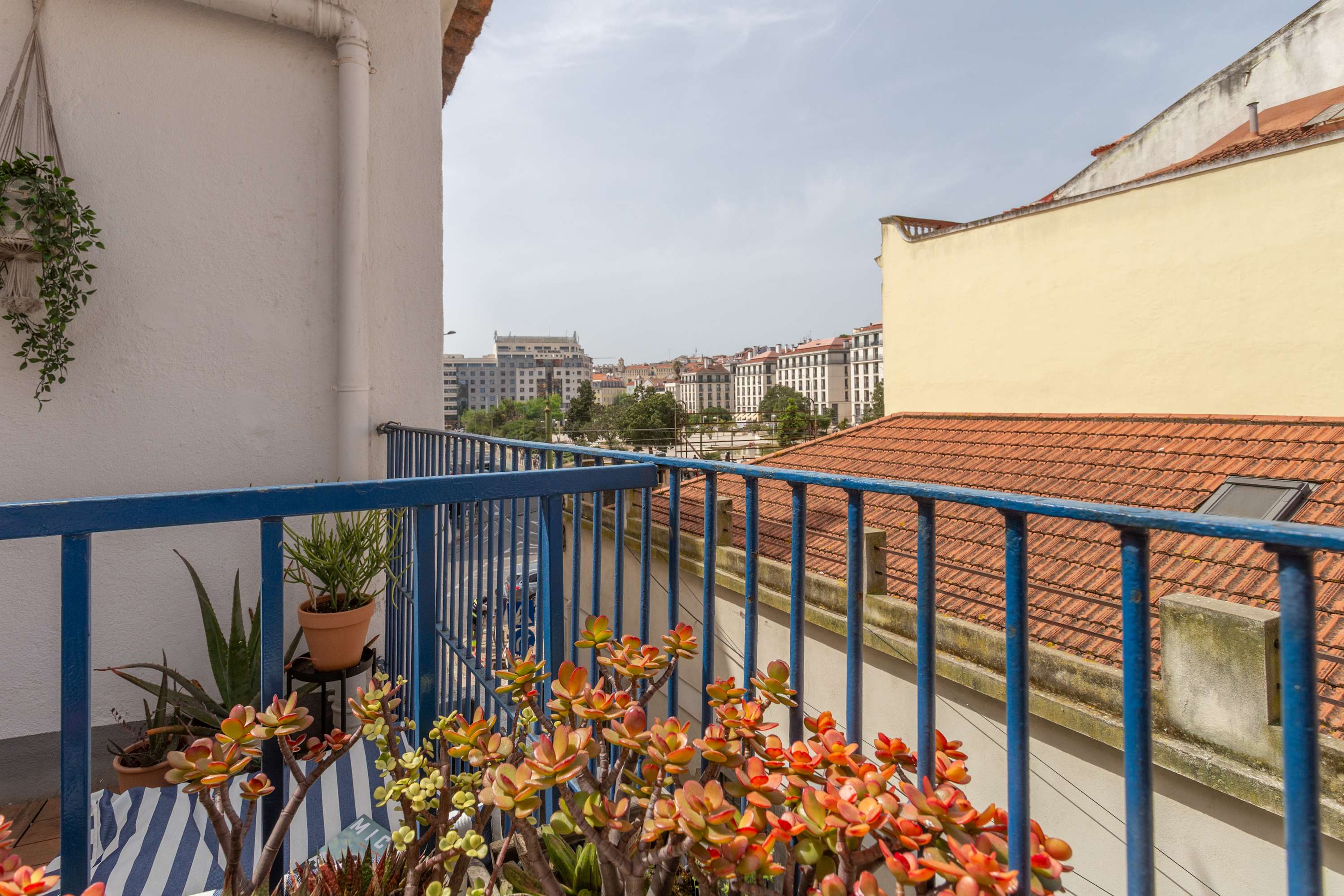 Sunny 4BR  Terrace  Air Con Near Tram 28 - Picture 4