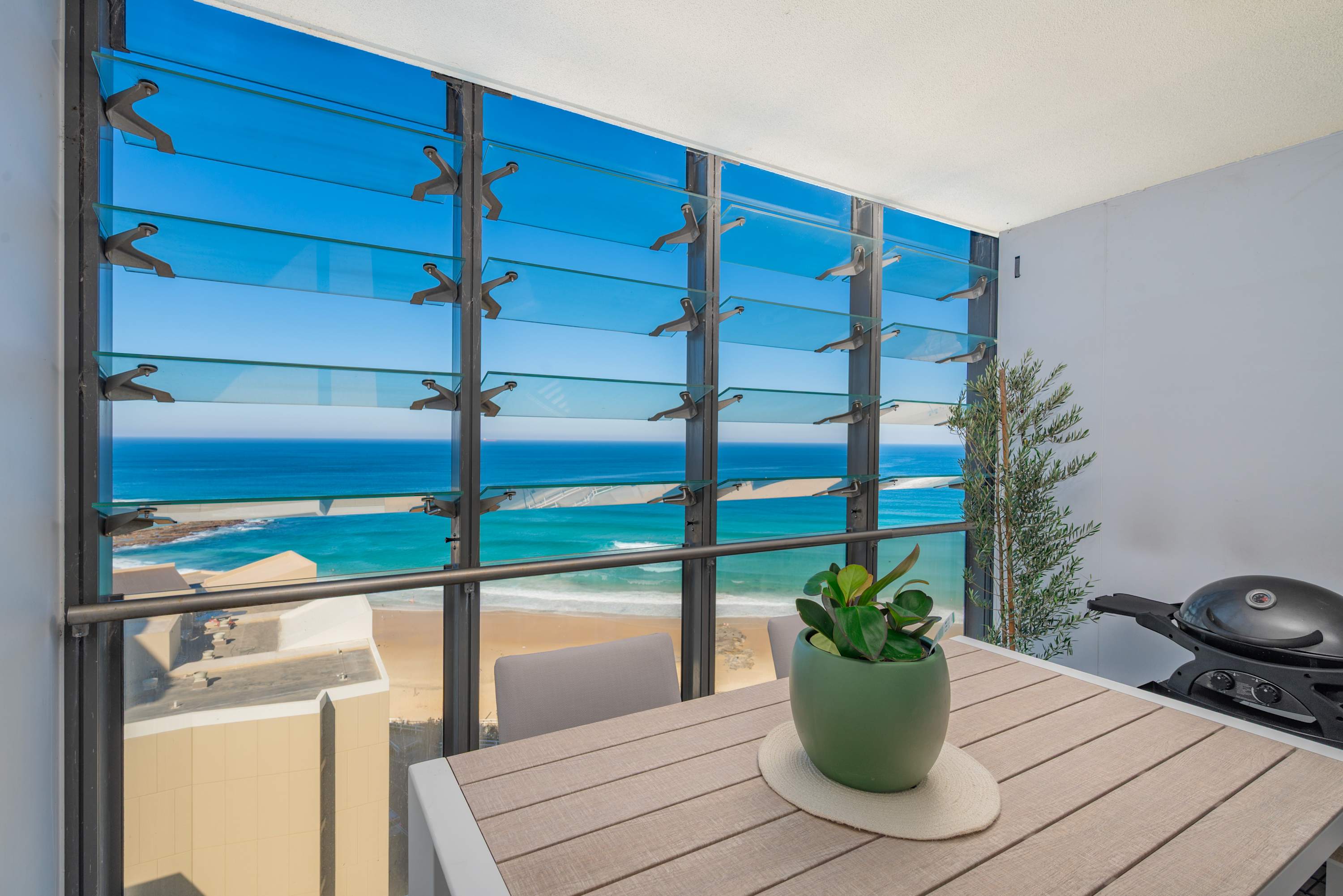 First Light 2BR with Ocean Views - Prime Location