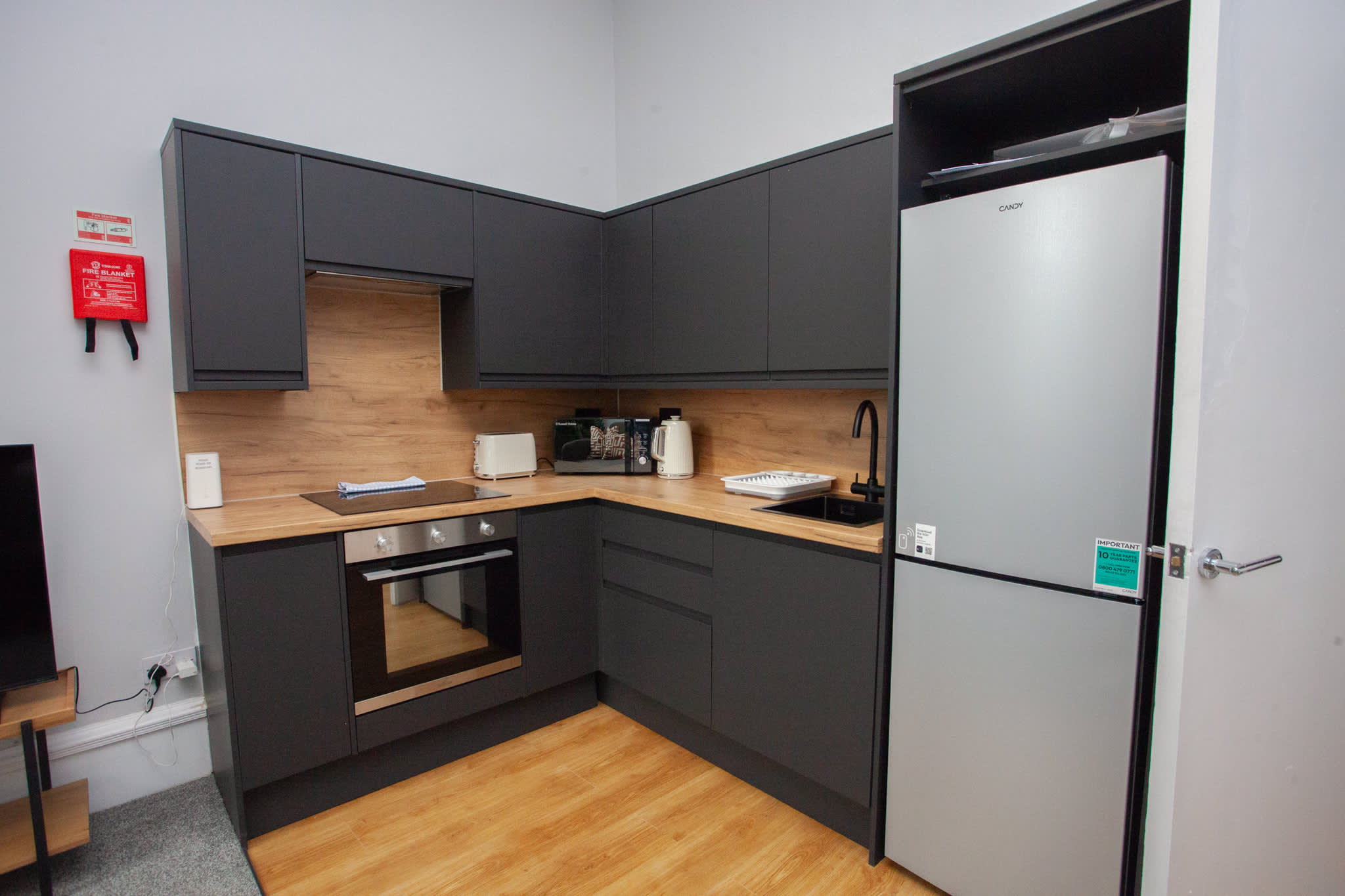 View Stylish 4 Bedroom Apartment with Free Parking in Clutha Street 4 G51 1BL Stylish 4 Bedroom Apartment with Free Parking in Clutha Street 4 G51 1BL - Property image 3 - VivreStays