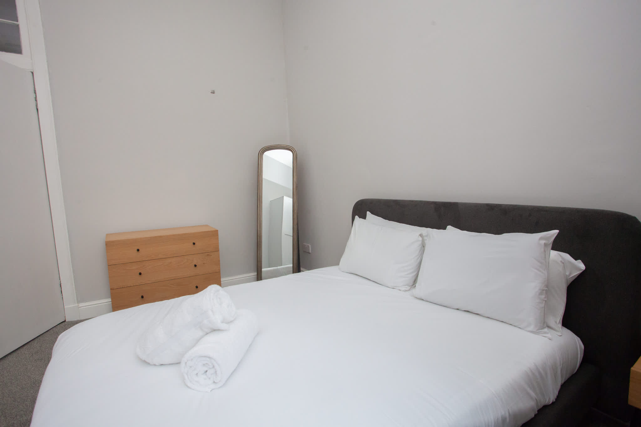 View Stylish 4 Bedroom Apartment with Free Parking in Clutha Street 4 G51 1BL Stylish 4 Bedroom Apartment with Free Parking in Clutha Street 4 G51 1BL - Property image 5 - VivreStays