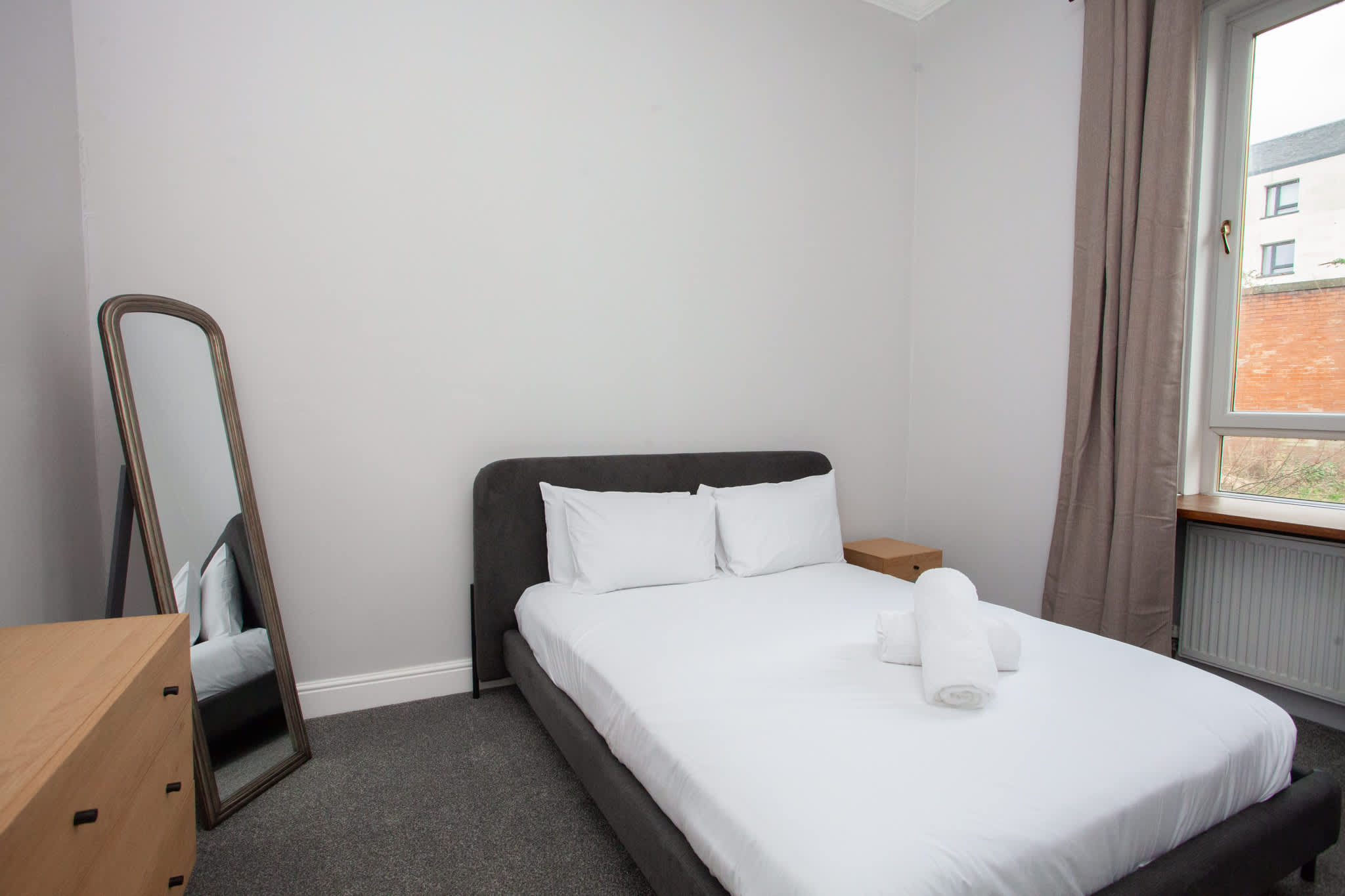 View Stylish 4 Bedroom Apartment with Free Parking in Clutha Street 4 G51 1BL Stylish 4 Bedroom Apartment with Free Parking in Clutha Street 4 G51 1BL - Property image 4 - VivreStays