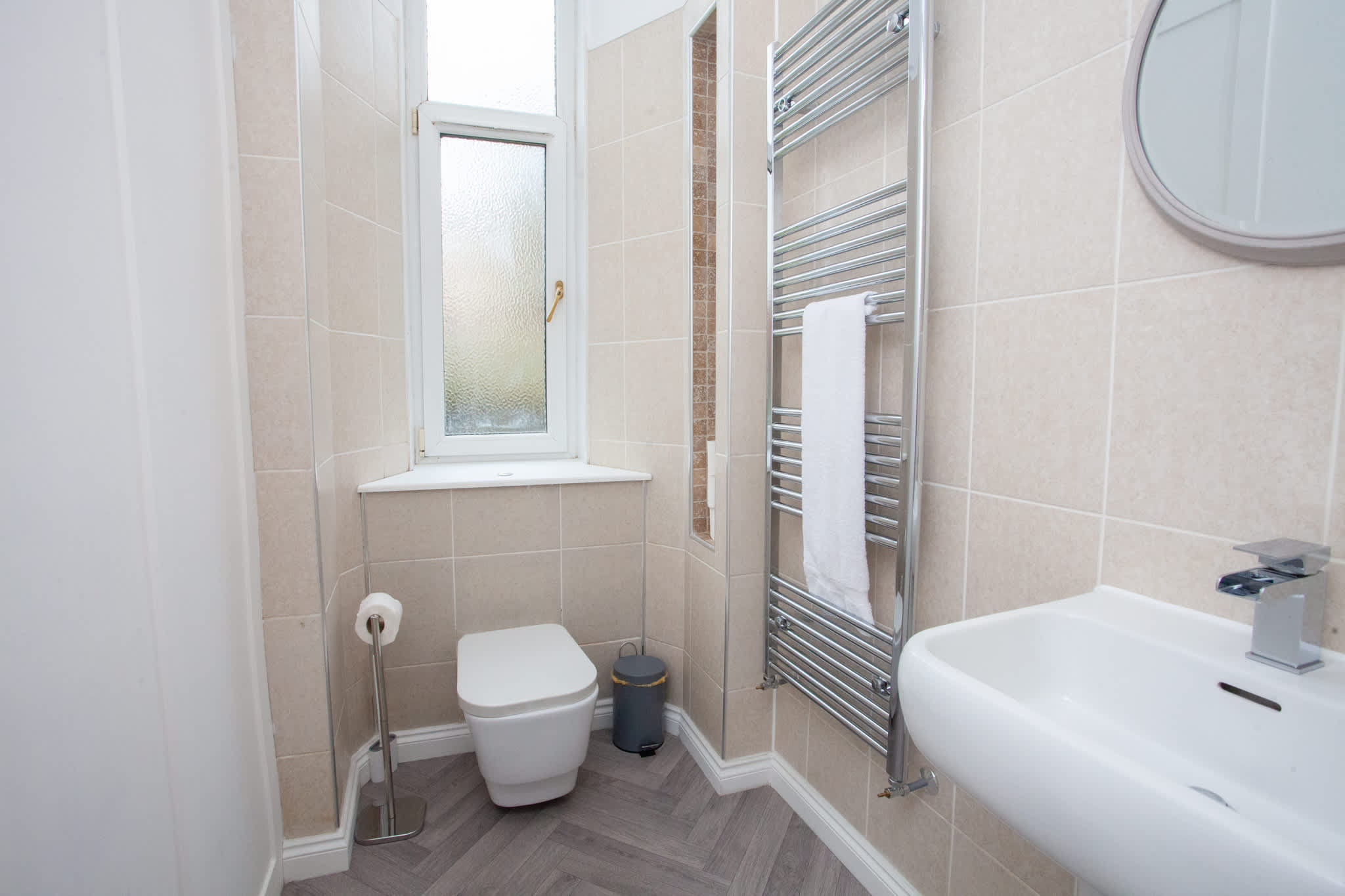 View Stylish 4 Bedroom Apartment with Free Parking in Clutha Street 4 G51 1BL Stylish 4 Bedroom Apartment with Free Parking in Clutha Street 4 G51 1BL - Property image 8 - VivreStays