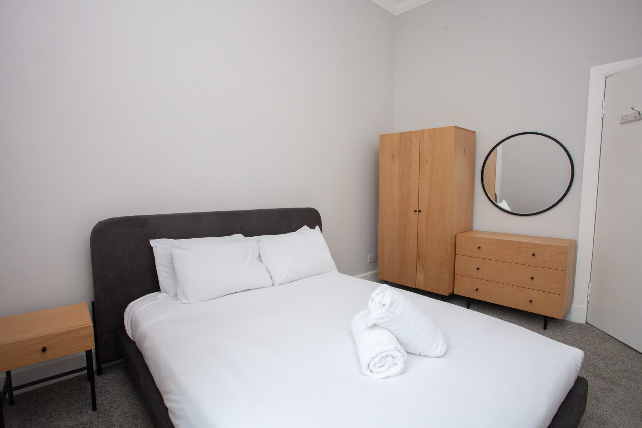 View Stylish 4 Bedroom Apartment with Free Parking in Clutha Street 4 G51 1BL Stylish 4 Bedroom Apartment with Free Parking in Clutha Street 4 G51 1BL - Property image 7 - VivreStays