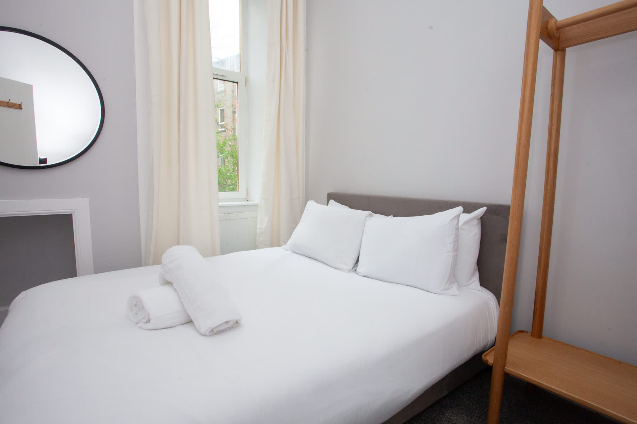 View Stylish 4 Bedroom Apartment with Free Parking in Clutha Street 4 G51 1BL Stylish 4 Bedroom Apartment with Free Parking in Clutha Street 4 G51 1BL - Property image 9 - VivreStays