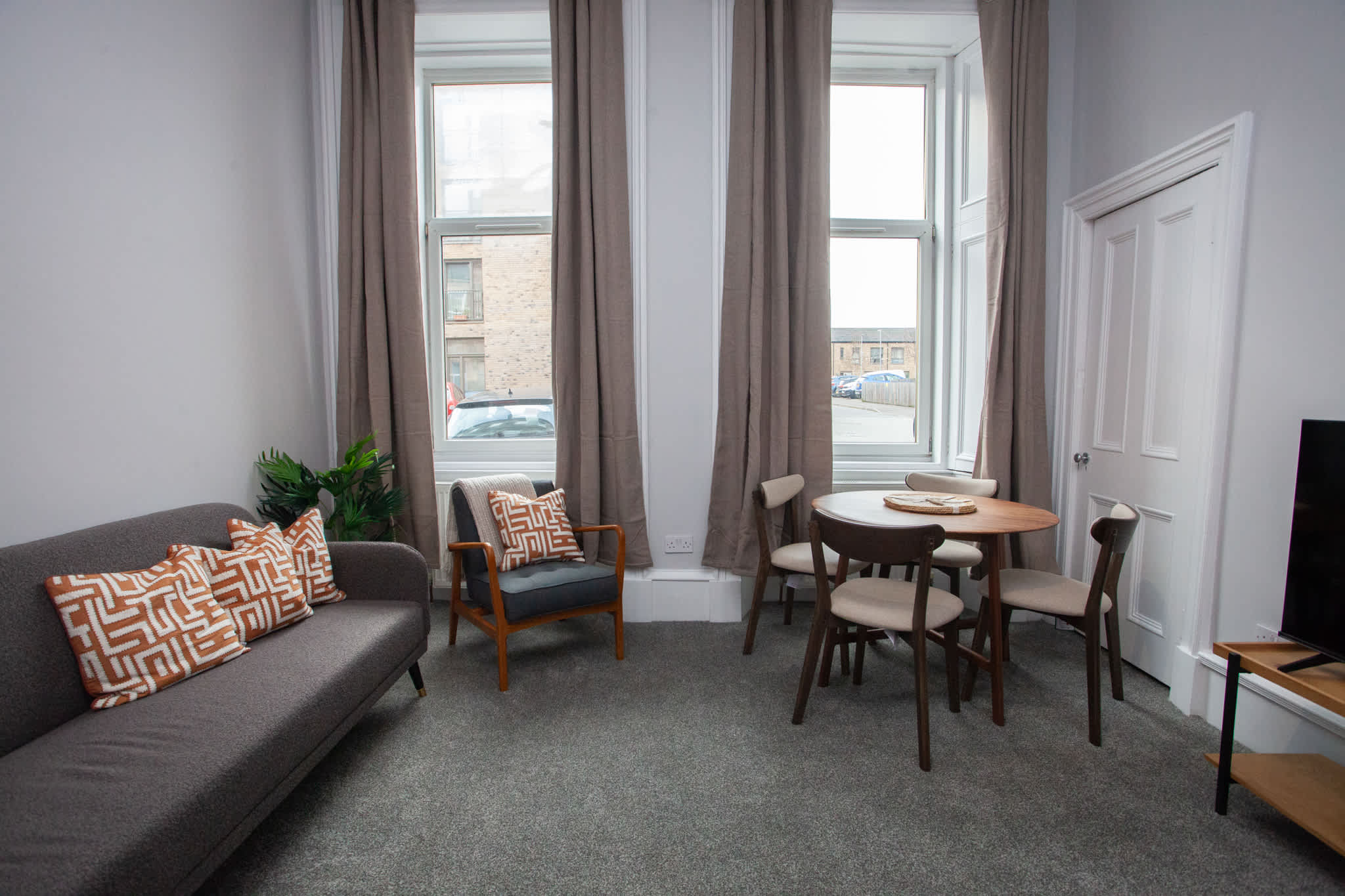 View Stylish 4 Bedroom Apartment with Free Parking in Clutha Street 4 G51 1BL Stylish 4 Bedroom Apartment with Free Parking in Clutha Street 4 G51 1BL - Property image 12 - VivreStays
