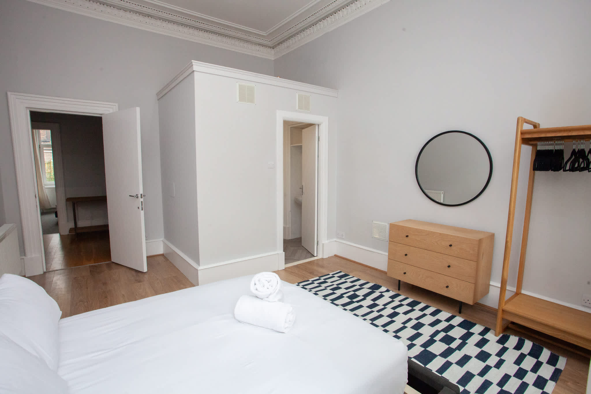 View Stylish 4 Bedroom Apartment with Free Parking in Clutha Street 4 G51 1BL Stylish 4 Bedroom Apartment with Free Parking in Clutha Street 4 G51 1BL - Property image 2 - VivreStays