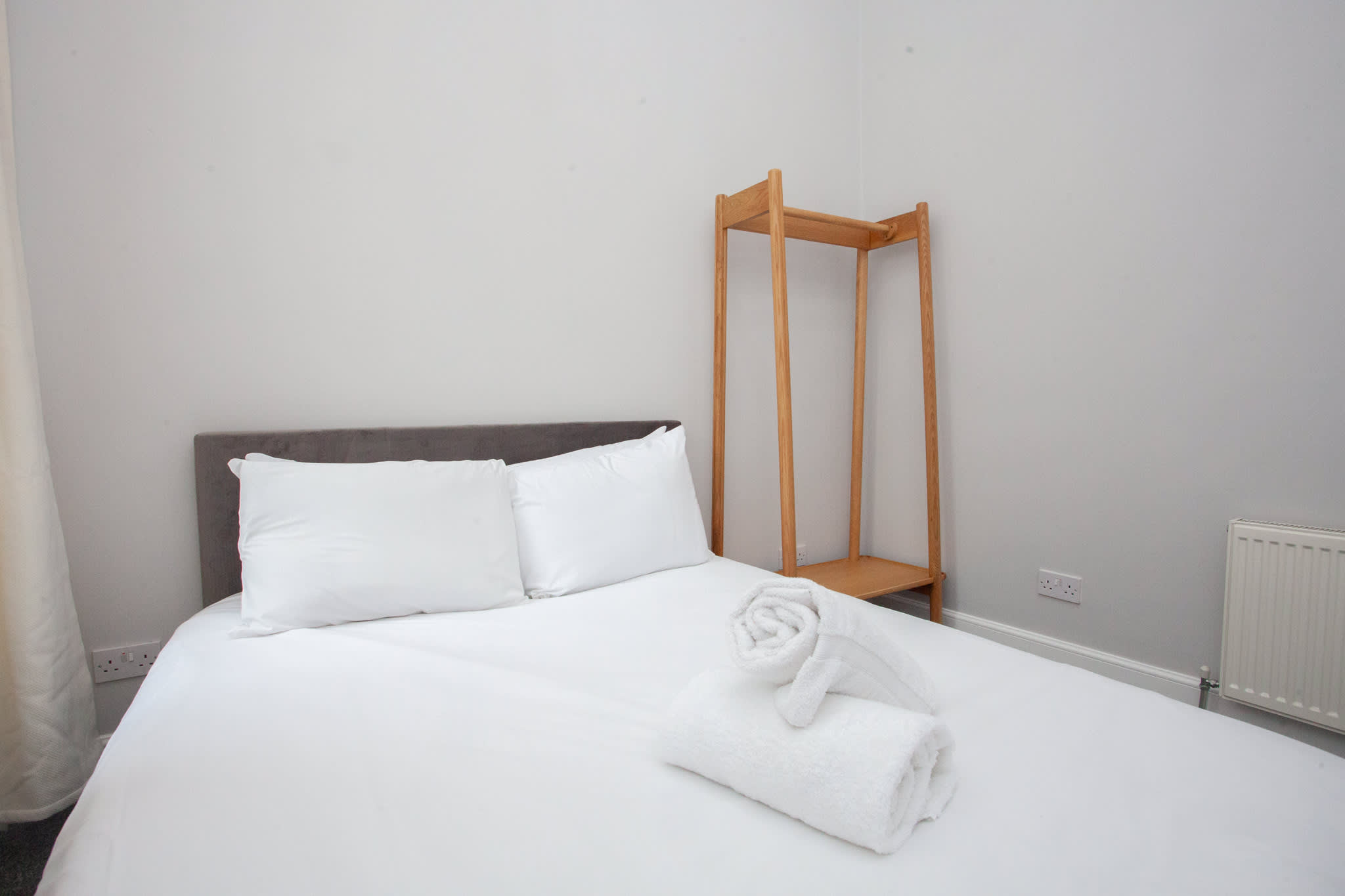 View Stylish 4 Bedroom Apartment with Free Parking in Clutha Street 4 G51 1BL Stylish 4 Bedroom Apartment with Free Parking in Clutha Street 4 G51 1BL - Property image 10 - VivreStays