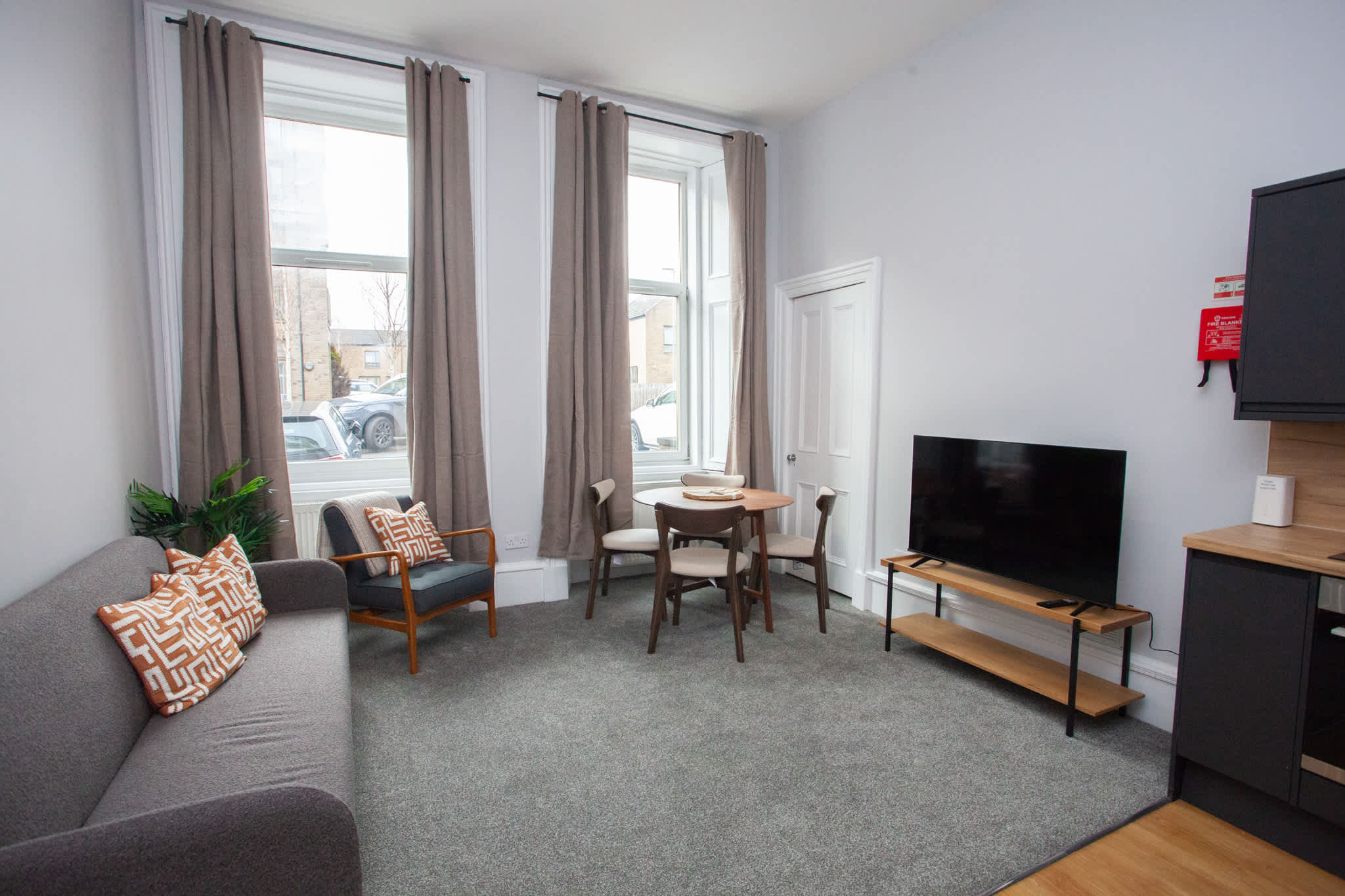 View Stylish 4 Bedroom Apartment with Free Parking in Clutha Street 4 G51 1BL Stylish 4 Bedroom Apartment with Free Parking in Clutha Street 4 G51 1BL - Property image 13 - VivreStays