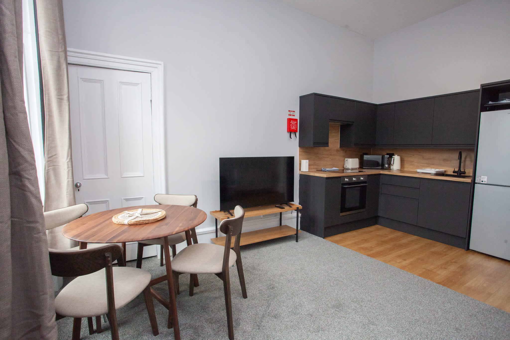 View Stylish 4 Bedroom Apartment with Free Parking in Clutha Street 4 G51 1BL Stylish 4 Bedroom Apartment with Free Parking in Clutha Street 4 G51 1BL - Property image 14 - VivreStays