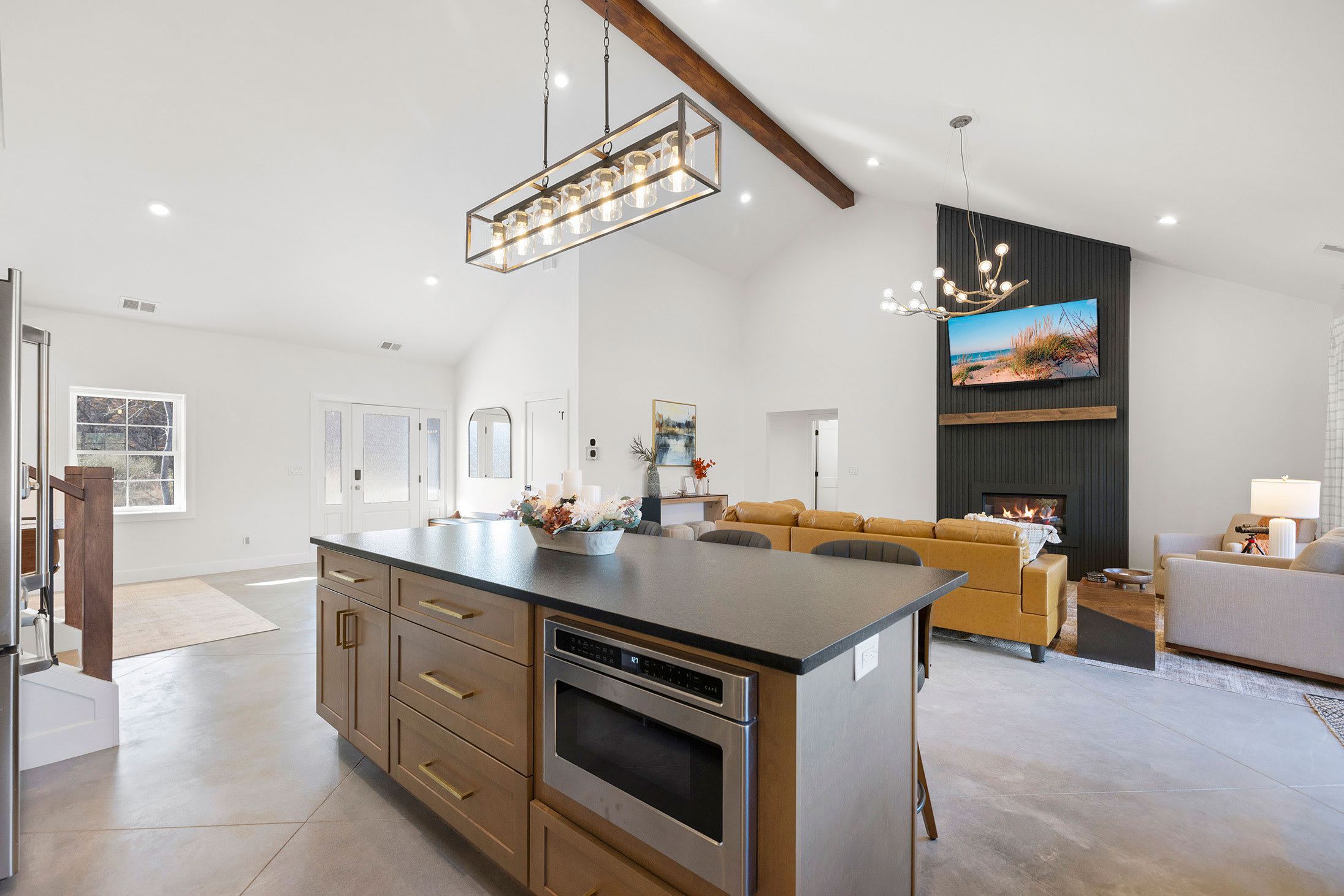 A bright open space where cooking and gathering blend effortlessly.