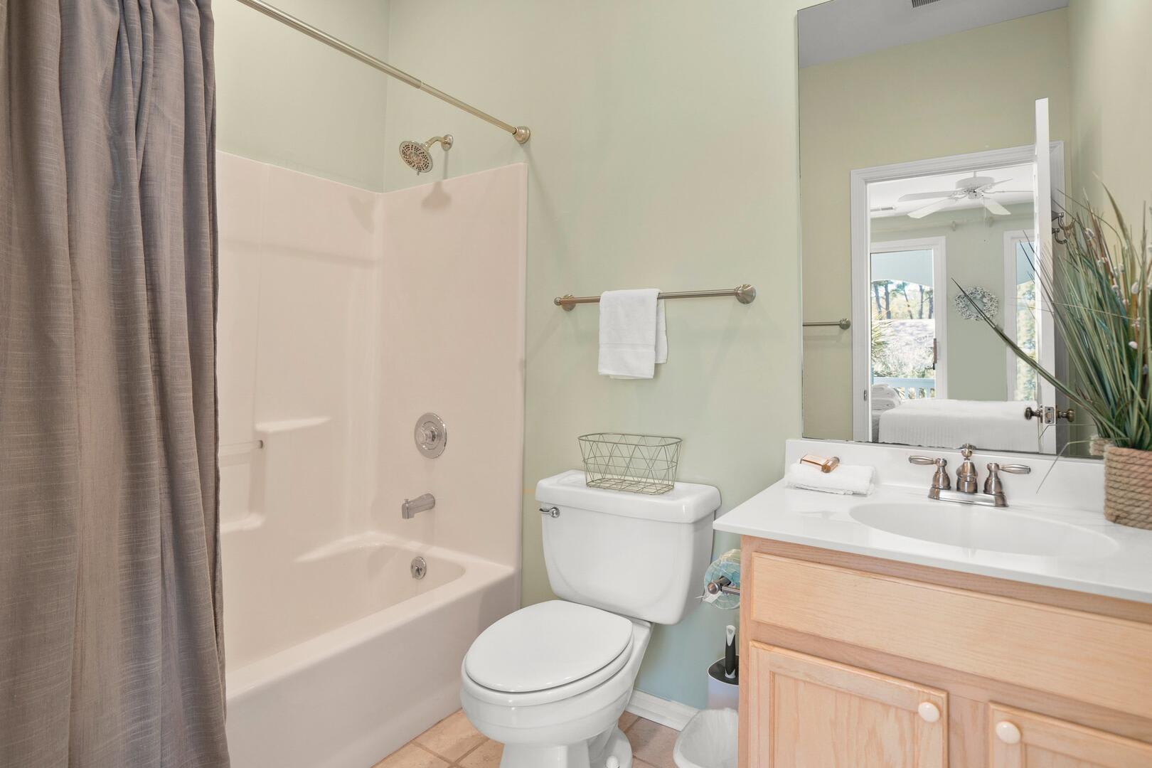 Guest En Suite Bathroom with Tub/Shower Combo