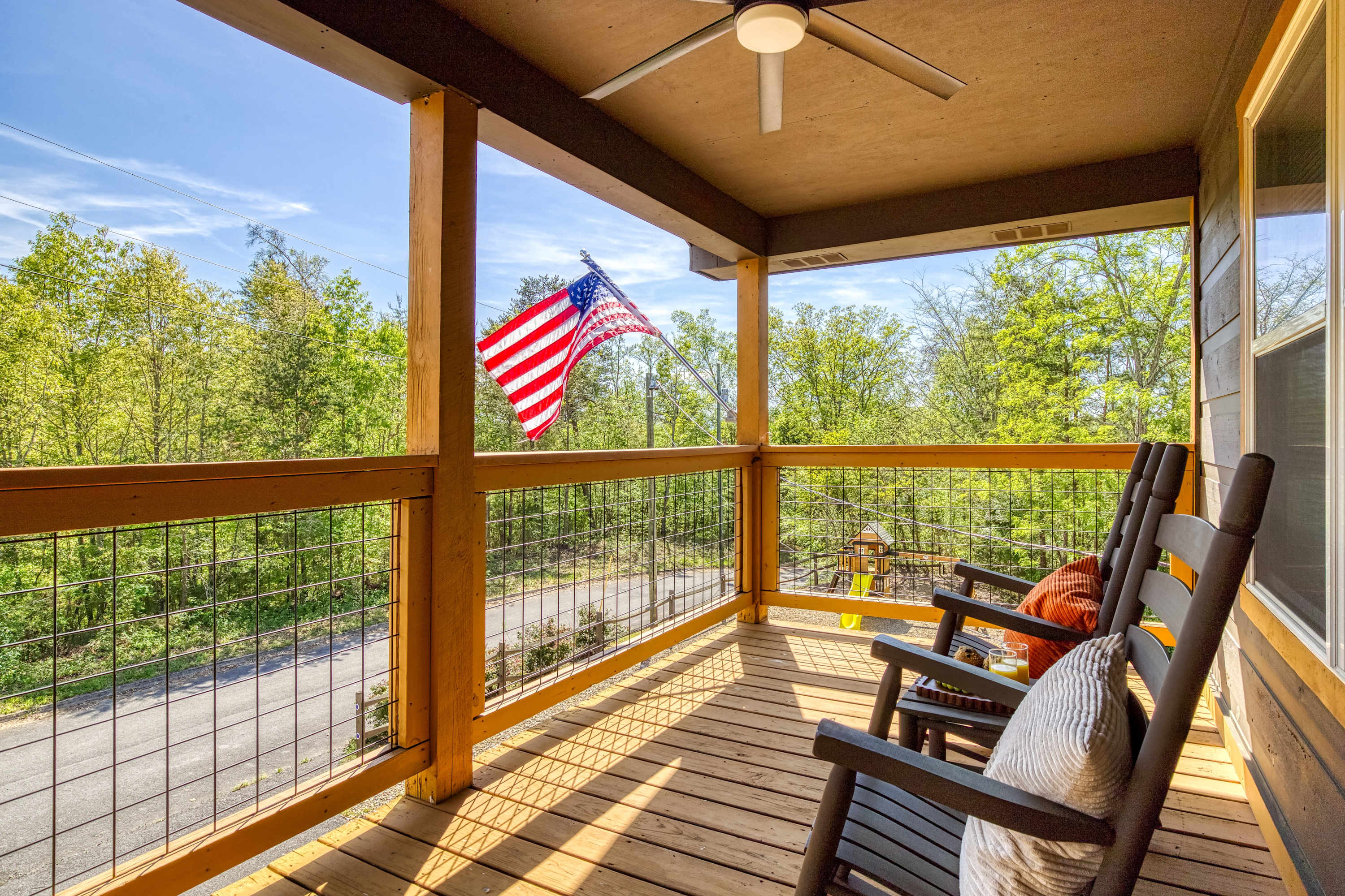 Oak Orchard Lodge – Hot Tub, Theater & Sleeps 18 | Dog-Friendly Pigeon