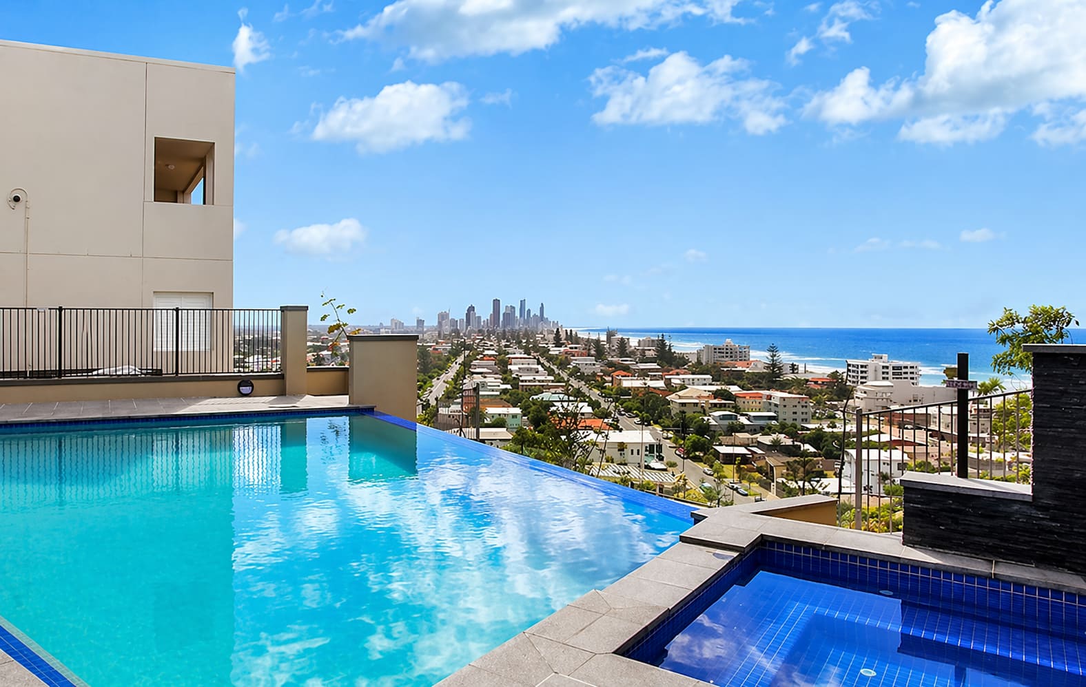 Magic Nobby Beach 3BR Apt — Miami, Queensland — vacation rental