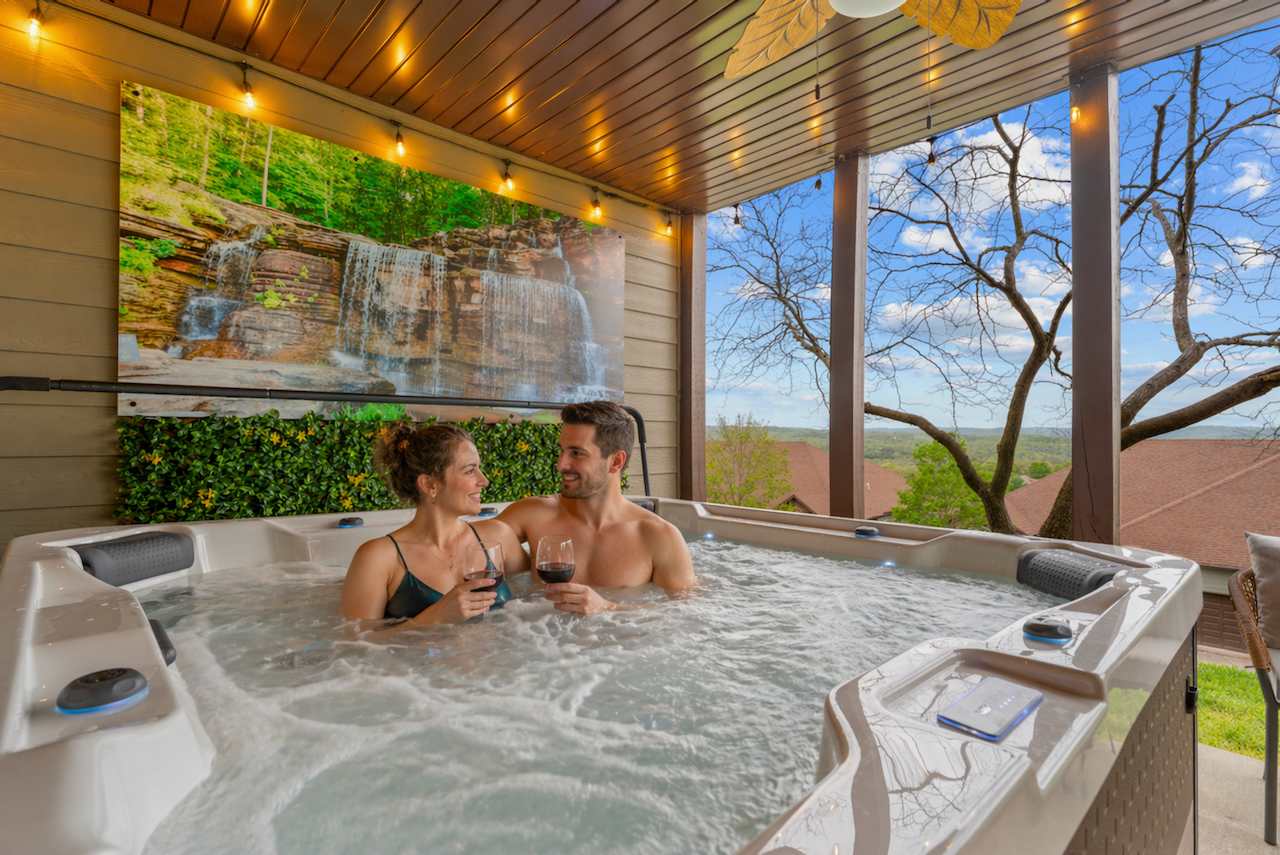 Brand New Hot Tub. Enjoy very private time after a long day in Branson, on the course or at Silver Dollar City.