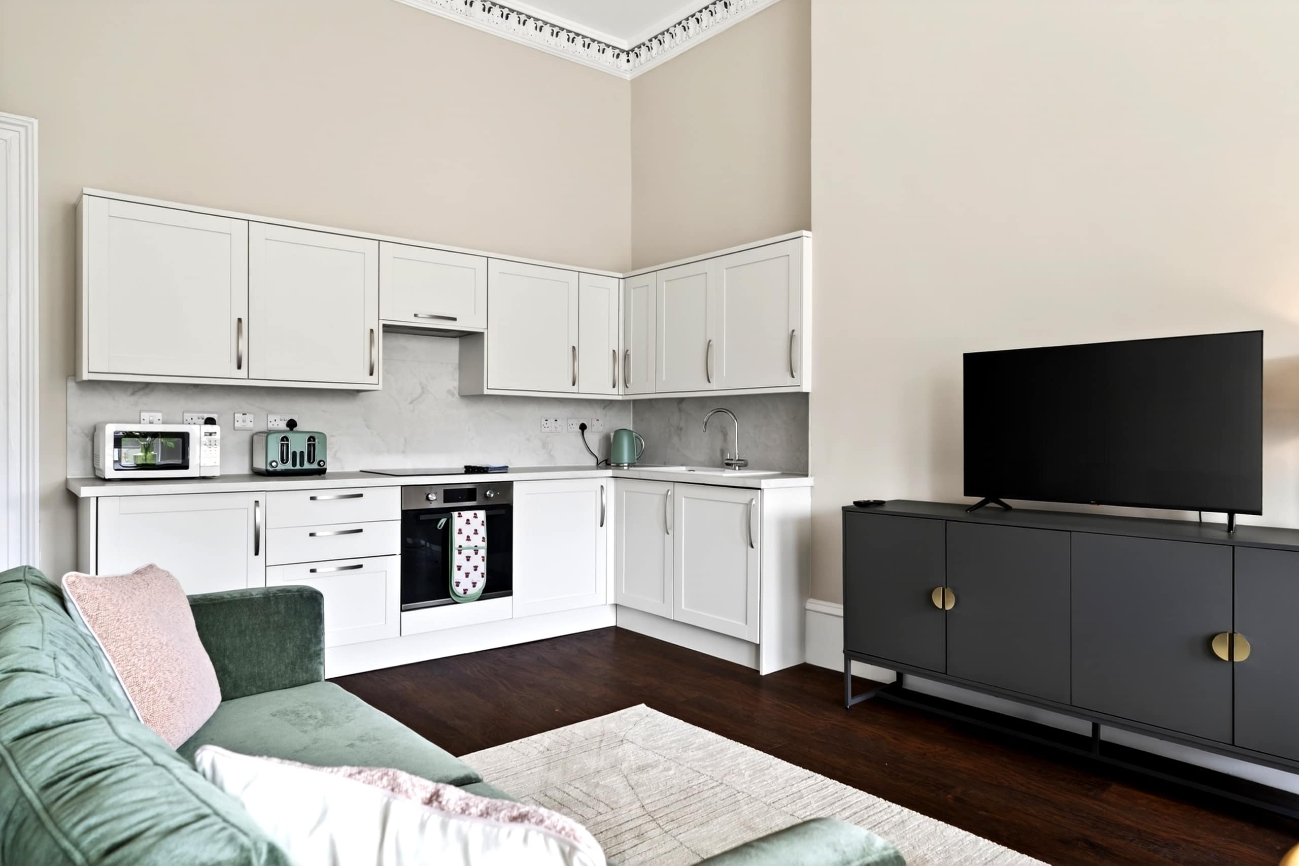 Beautiful 4 Bedroom Flat with convenient travel in Paisley Road West 2 G51 1LF - Property image 6 - VivreStays