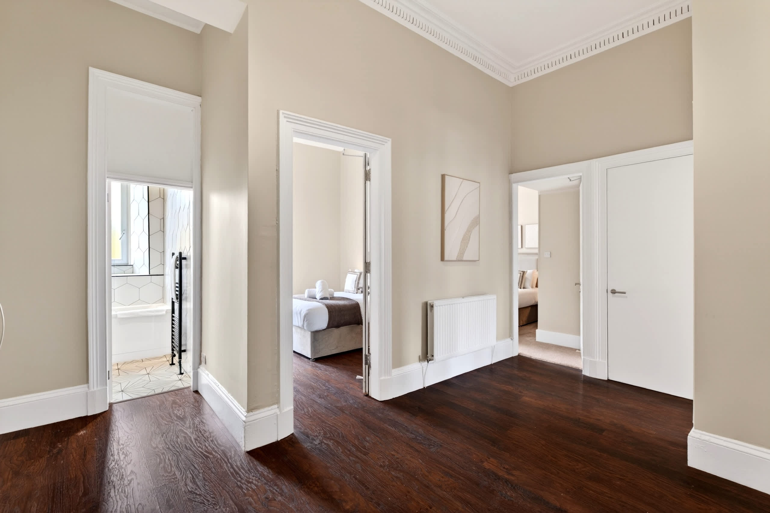 Beautiful 4 Bedroom Flat with convenient travel in Paisley Road West 2 G51 1LF - Property image 9 - VivreStays