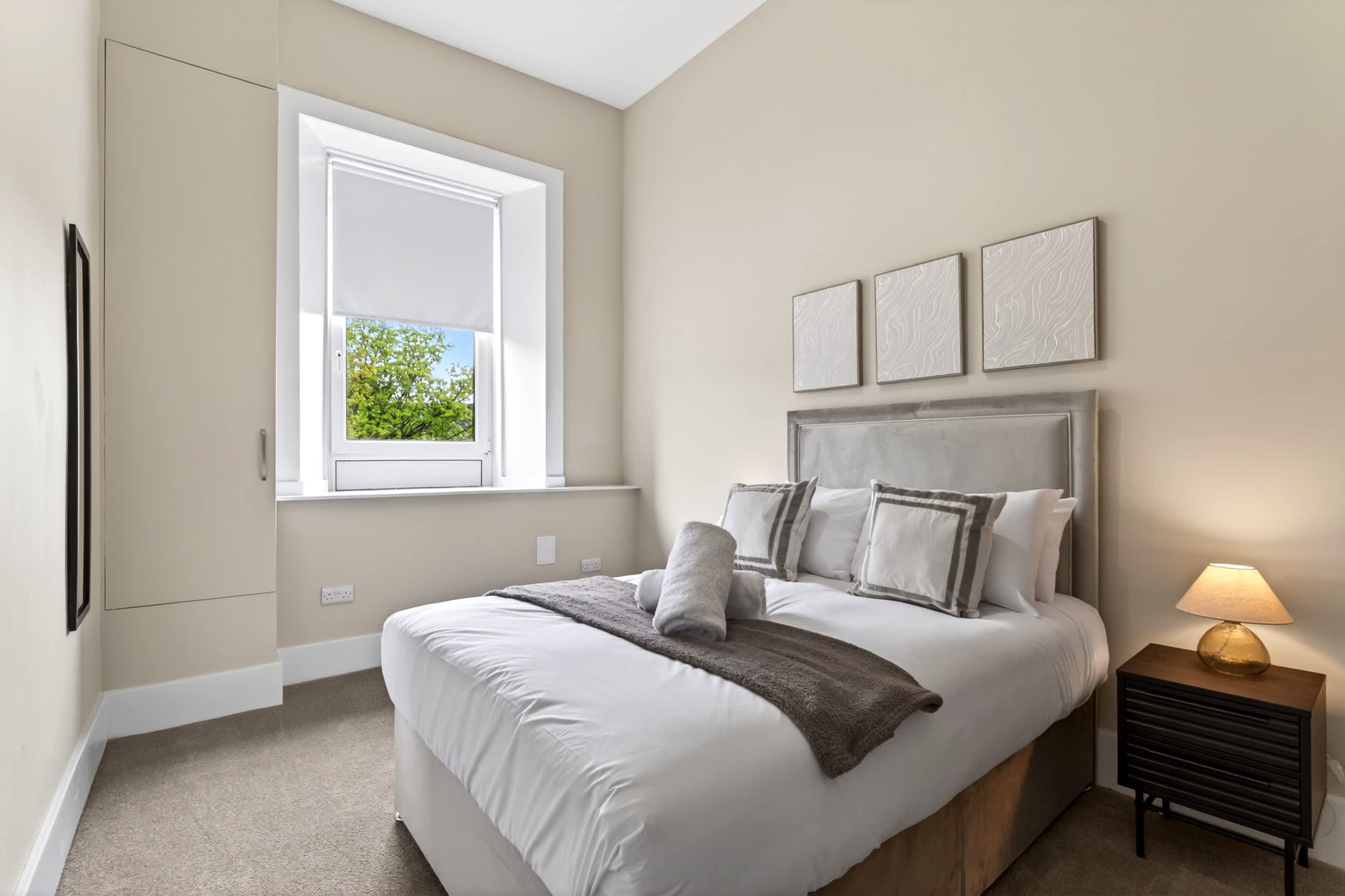 Beautiful 4 Bedroom Flat with convenient travel in Paisley Road West 2 G51 1LF - Property image 8 - VivreStays