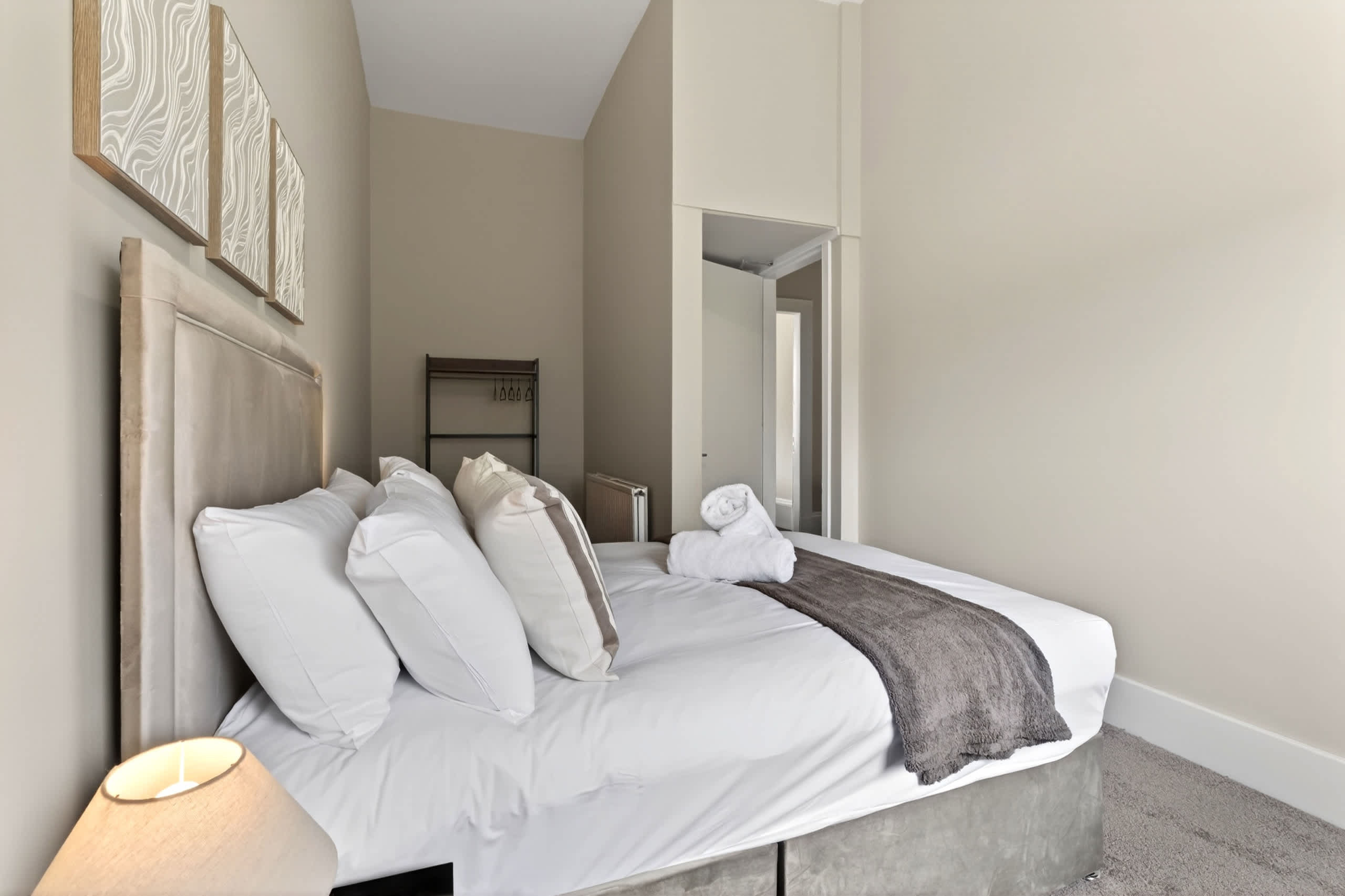 Beautiful 4 Bedroom Flat with convenient travel in Paisley Road West 2 G51 1LF - Property image 10 - VivreStays