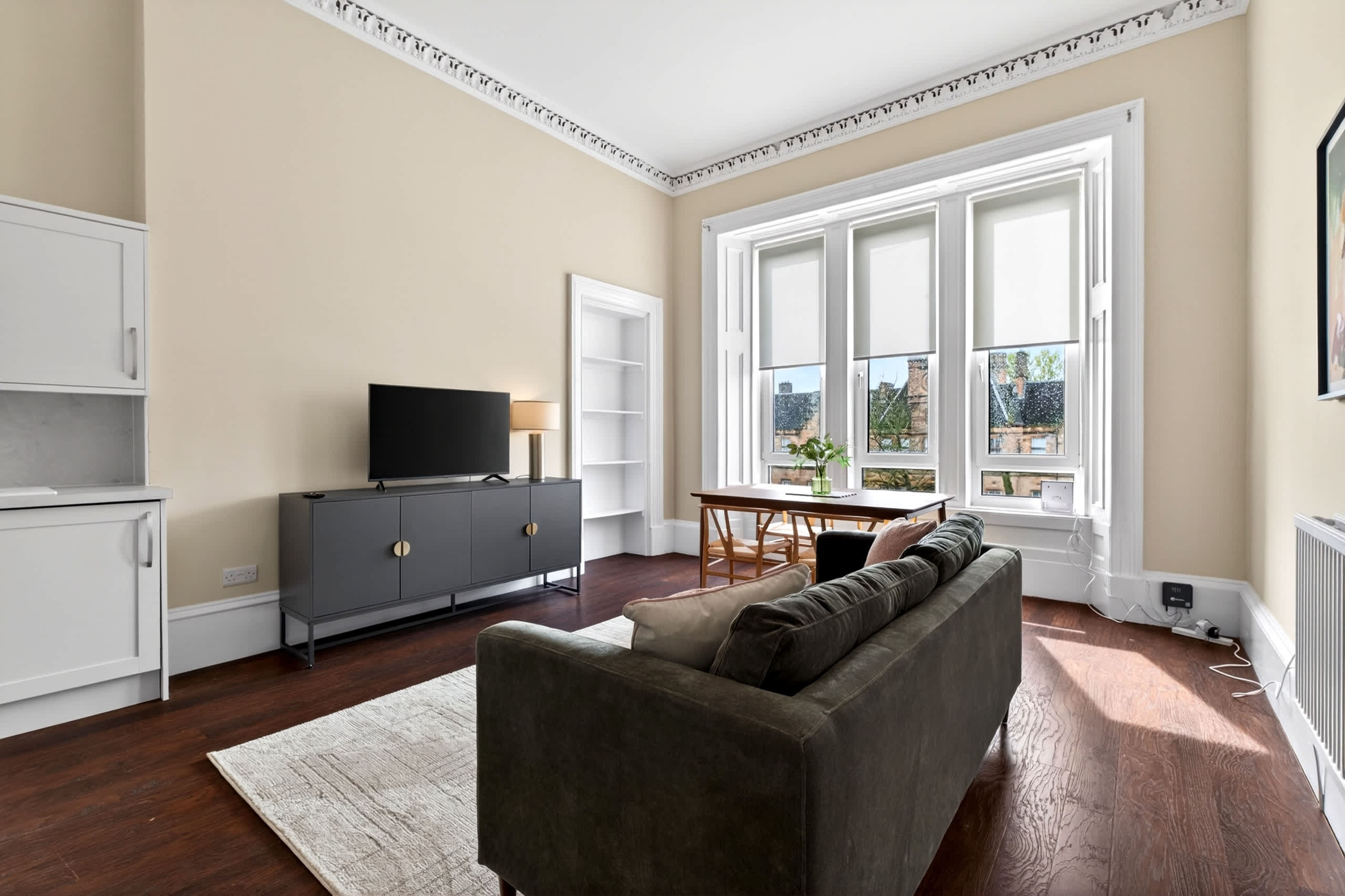 Beautiful 4 Bedroom Flat with convenient travel in Paisley Road West 2 G51 1LF - Property image 3 - VivreStays
