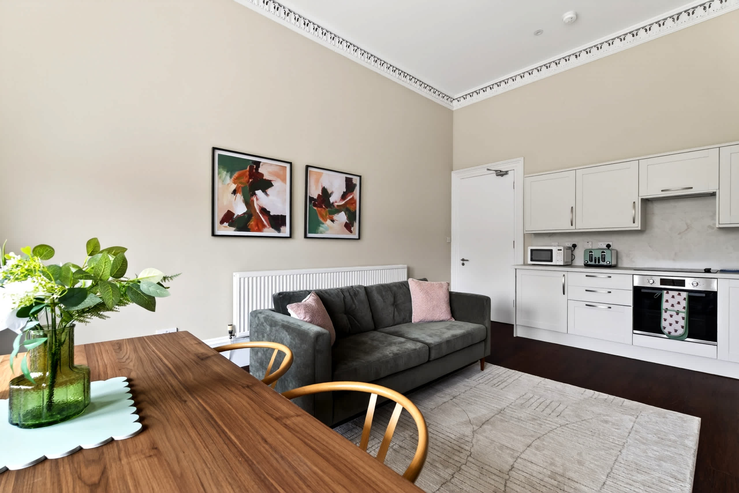 Beautiful 4 Bedroom Flat with convenient travel in Paisley Road West 2 G51 1LF - Property image 2 - VivreStays