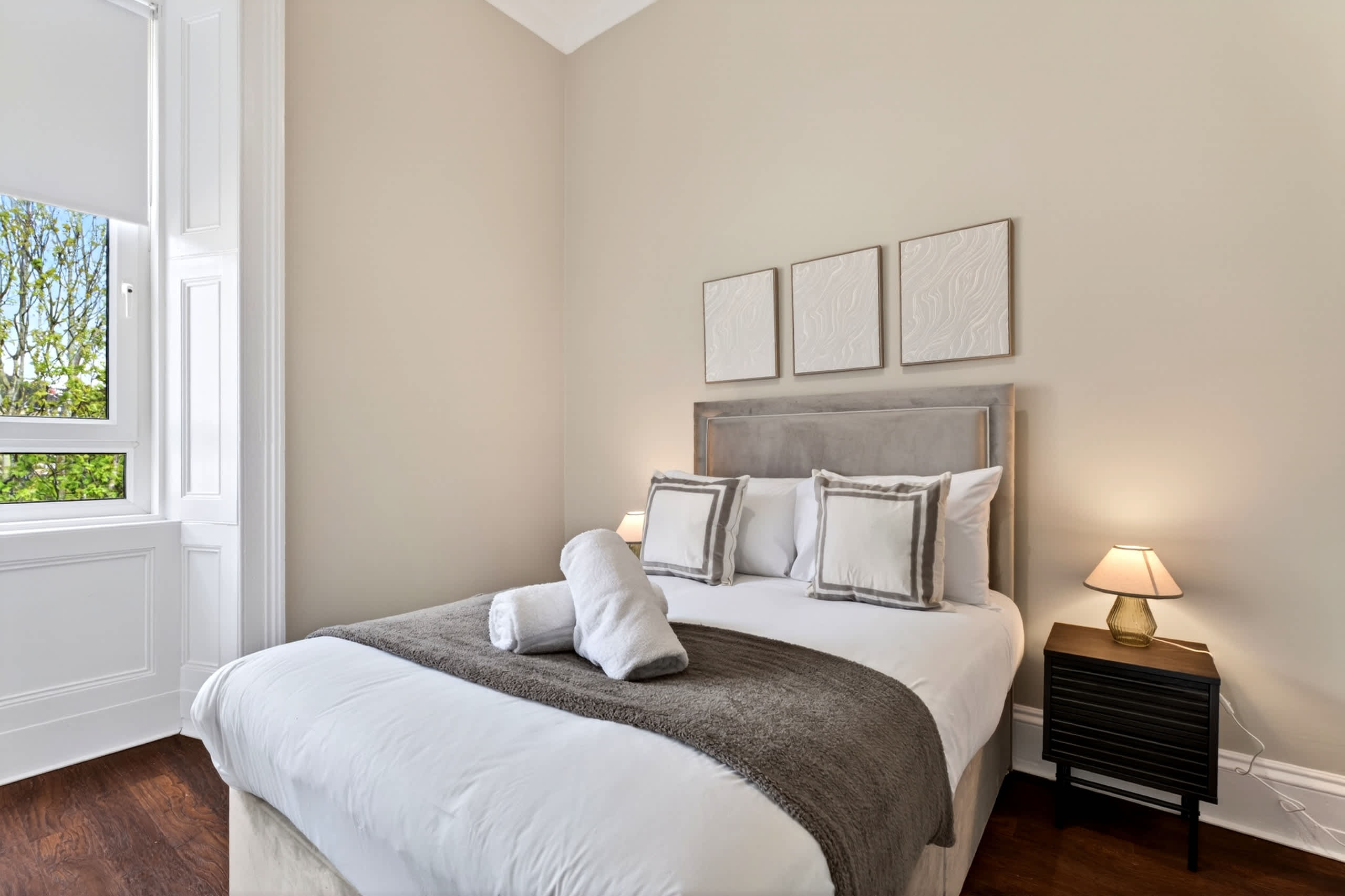 Beautiful 4 Bedroom Flat with convenient travel in Paisley Road West 2 G51 1LF - Property image 11 - VivreStays