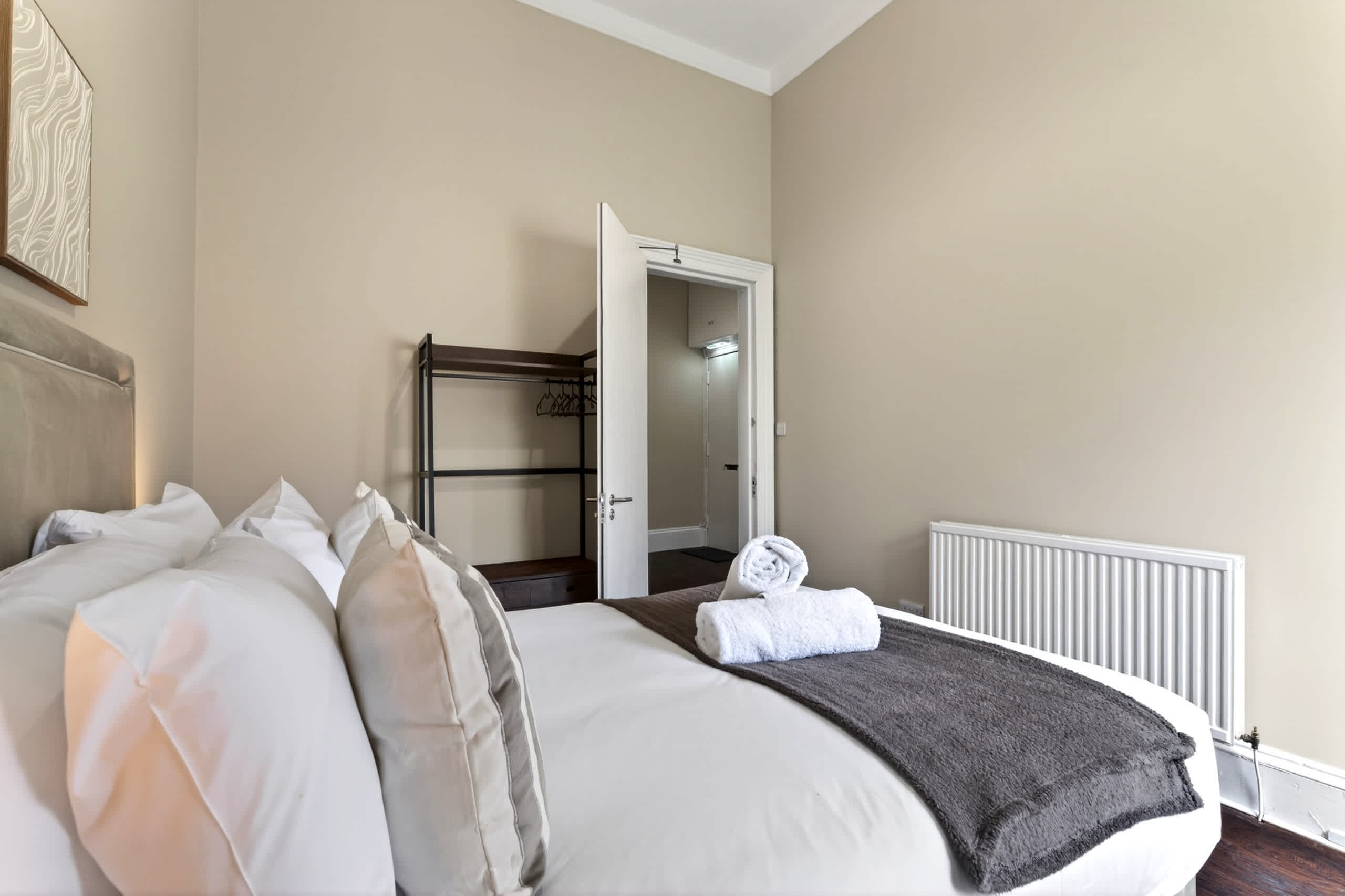 Beautiful 4 Bedroom Flat with convenient travel in Paisley Road West 2 G51 1LF - Property image 12 - VivreStays