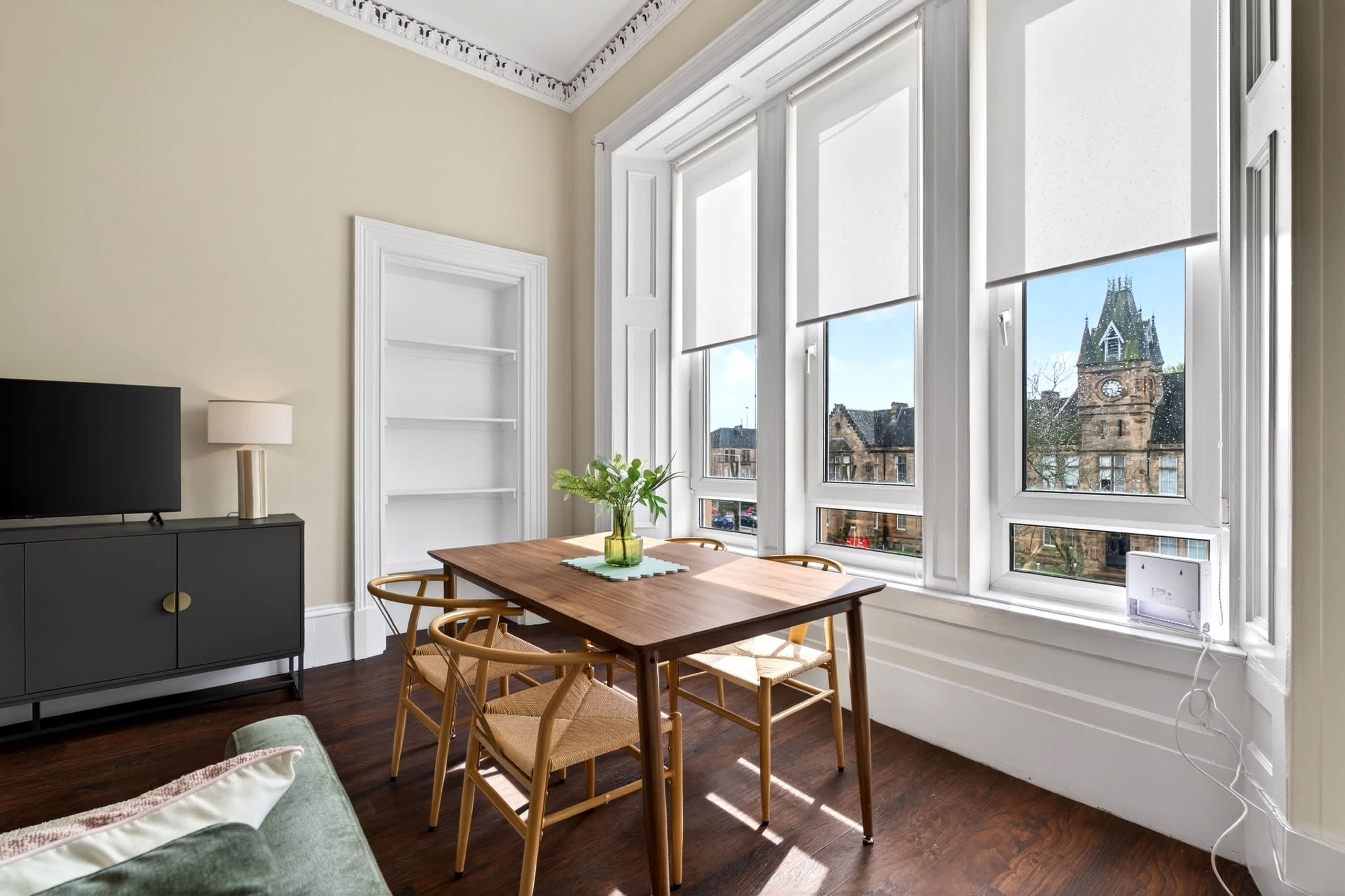 Beautiful 4 Bedroom Flat with convenient travel in Paisley Road West 2 G51 1LF - Property image 5 - VivreStays