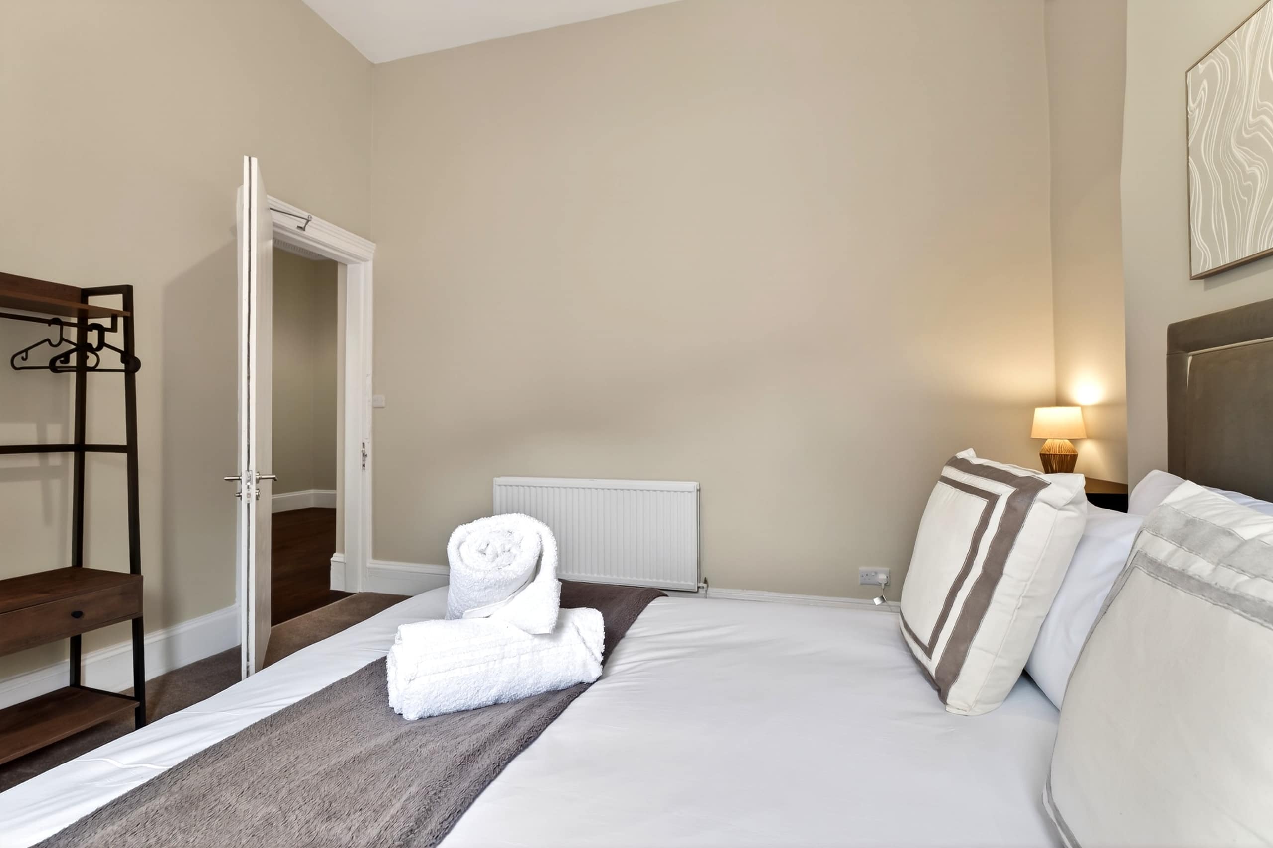 Beautiful 4 Bedroom Flat with convenient travel in Paisley Road West 2 G51 1LF - Property image 14 - VivreStays