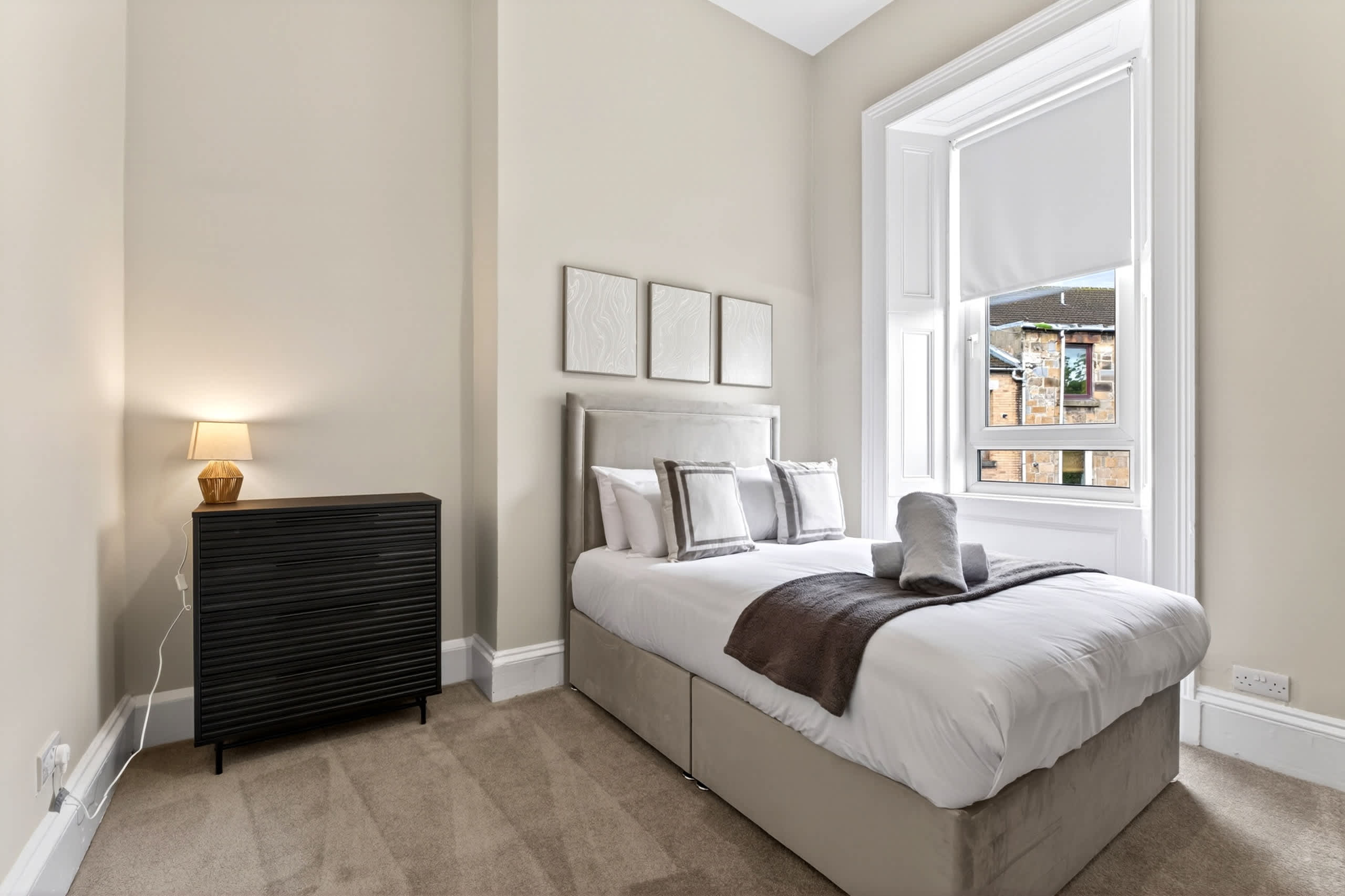 Beautiful 4 Bedroom Flat with convenient travel in Paisley Road West 2 G51 1LF - Property image 13 - VivreStays