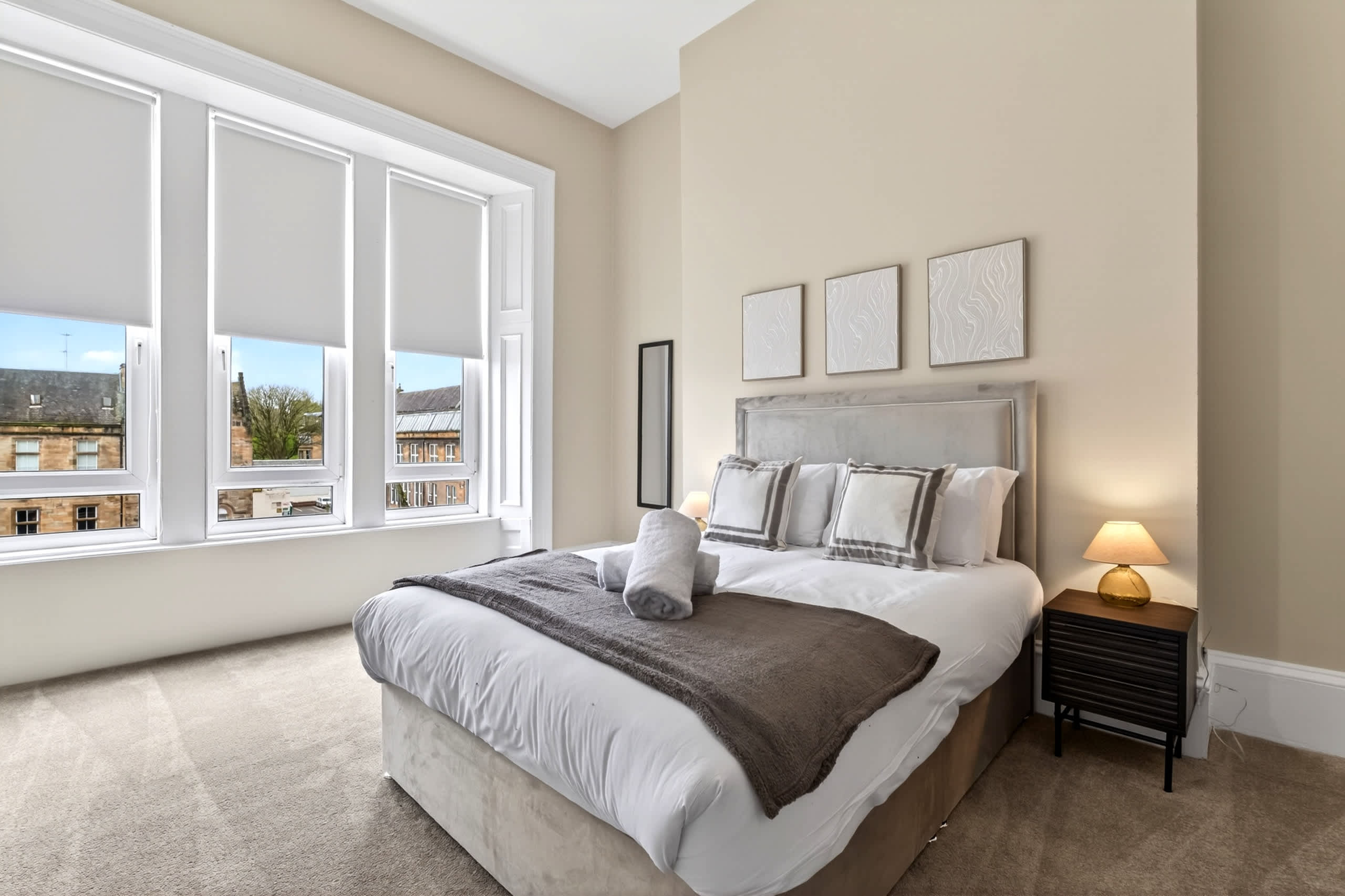 Beautiful 4 Bedroom Flat with convenient travel in Paisley Road West 2 G51 1LF - Property image 16 - VivreStays