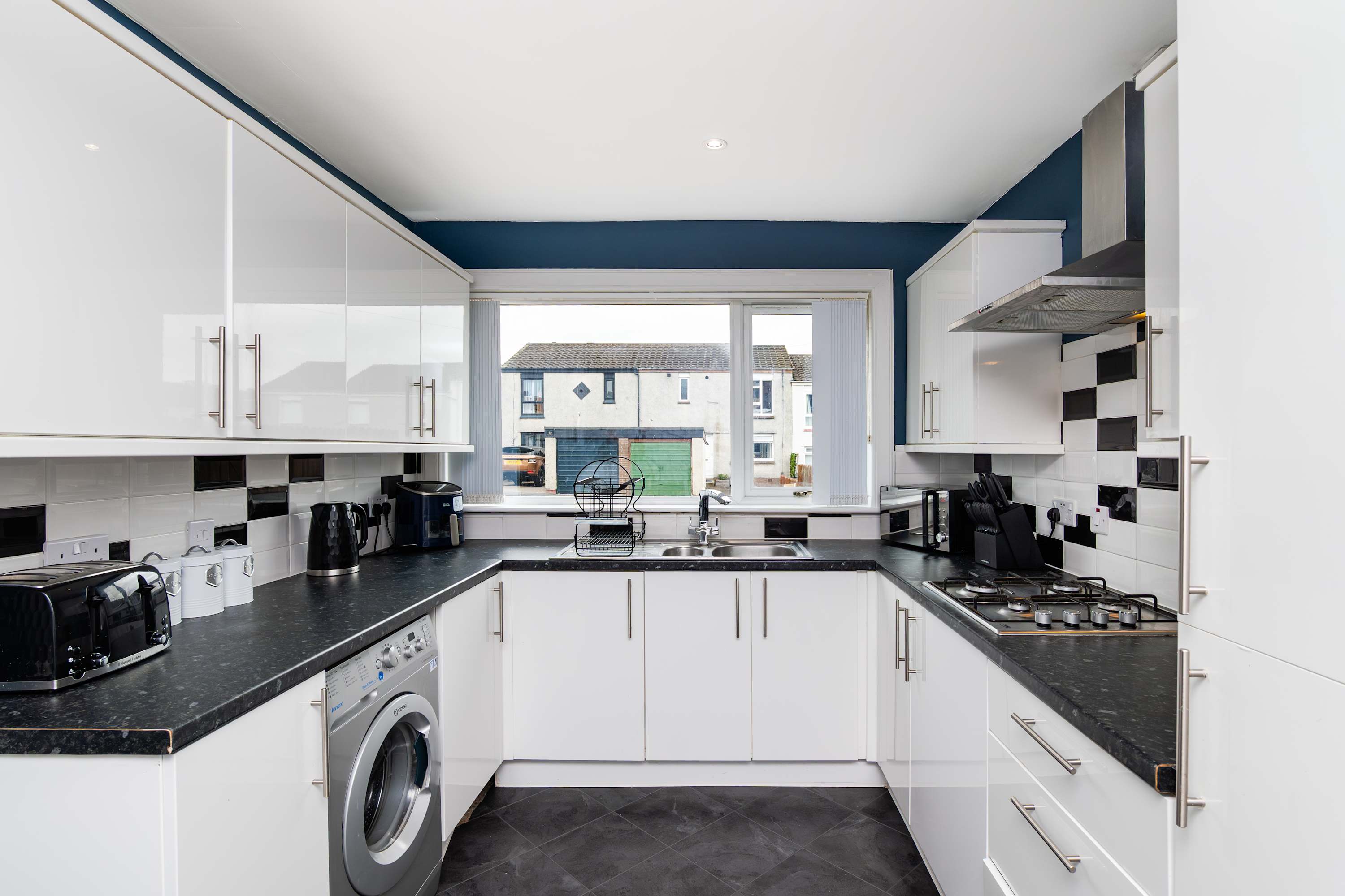 View Fife Coast Stay with Parking & Garden in Rosyth - WiFi in Syme Place KY11 2SG Fife Coast Stay with Parking & Garden in Rosyth - WiFi in Syme Place KY11 2SG - Property image 3 - VivreStays